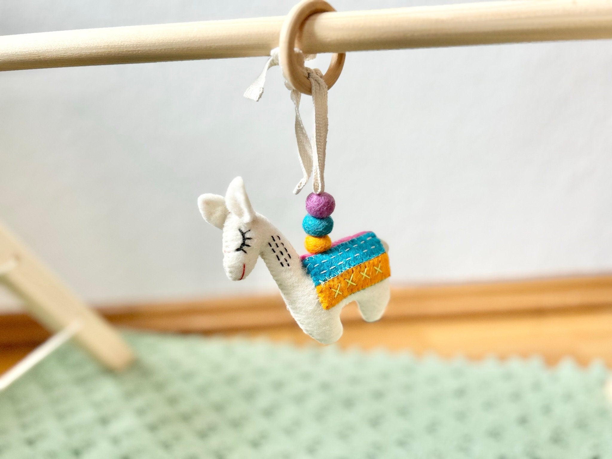 Spielbogenanhänger Lama aus Filz I Spielbogen Anhänger Lama I Spieltrapez Anhänger I Baby Spielzeug I Lama aus Filz