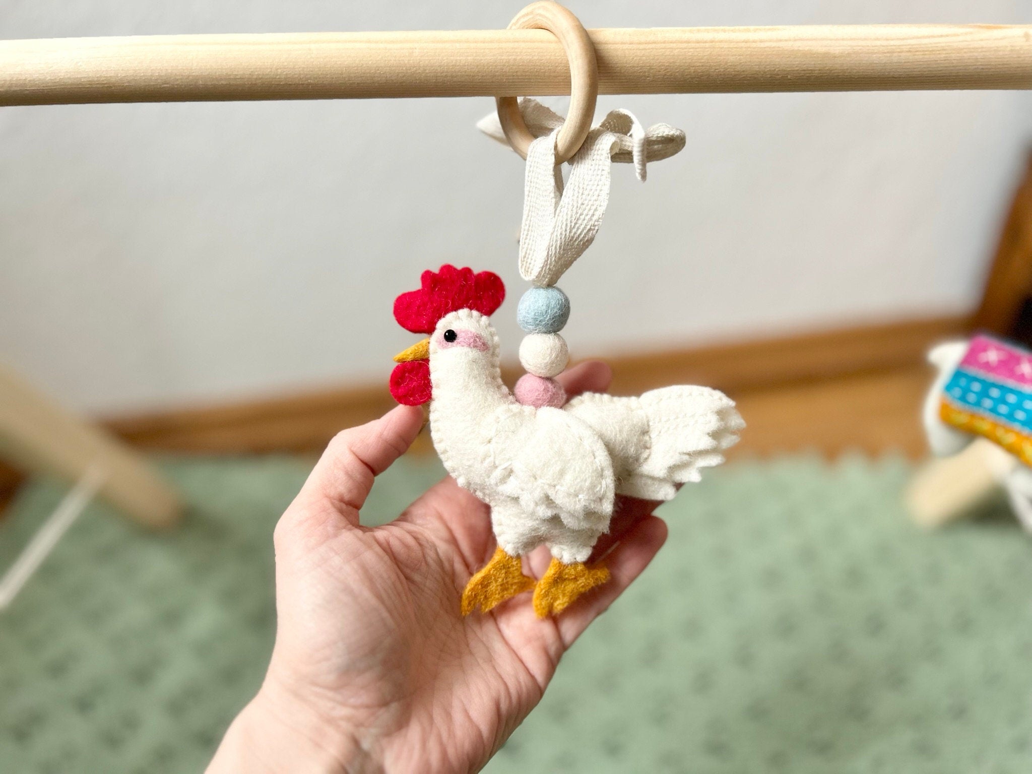 Spielbogenanhänger Huhn aus Filz I Spielbogen Anhänger Huhn I Spieltrapez Anhänger I Baby Spielzeug I Huhn aus Filz I Spielbogen bunt