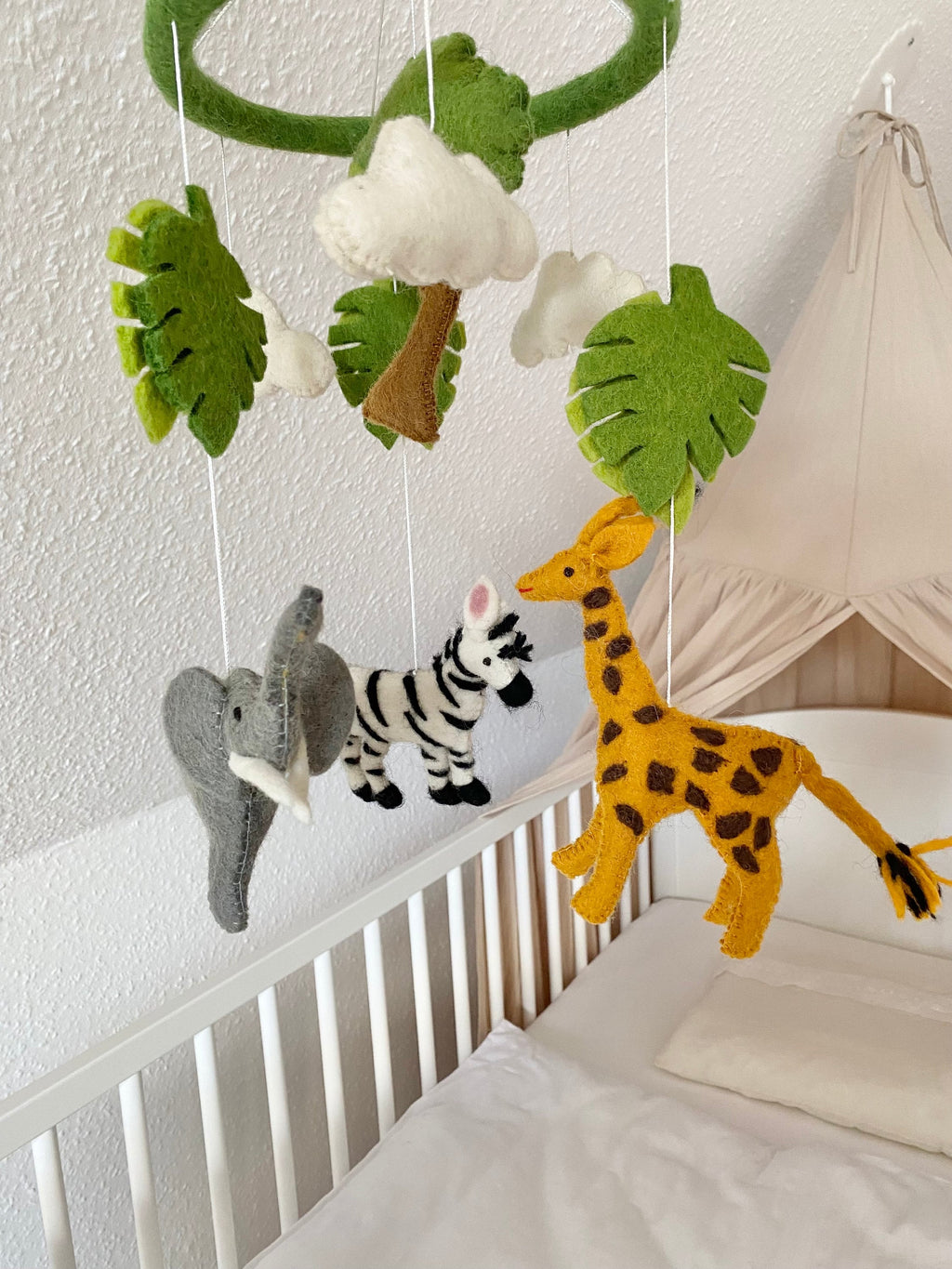 Mobilé Safari, Elefant, Löwe, Zebra, Kinderzimmer, Filz, Babyzimmer, Wolle, Schafswolle, Dekoration, Babybett, Geburt, Afrika, Tiere