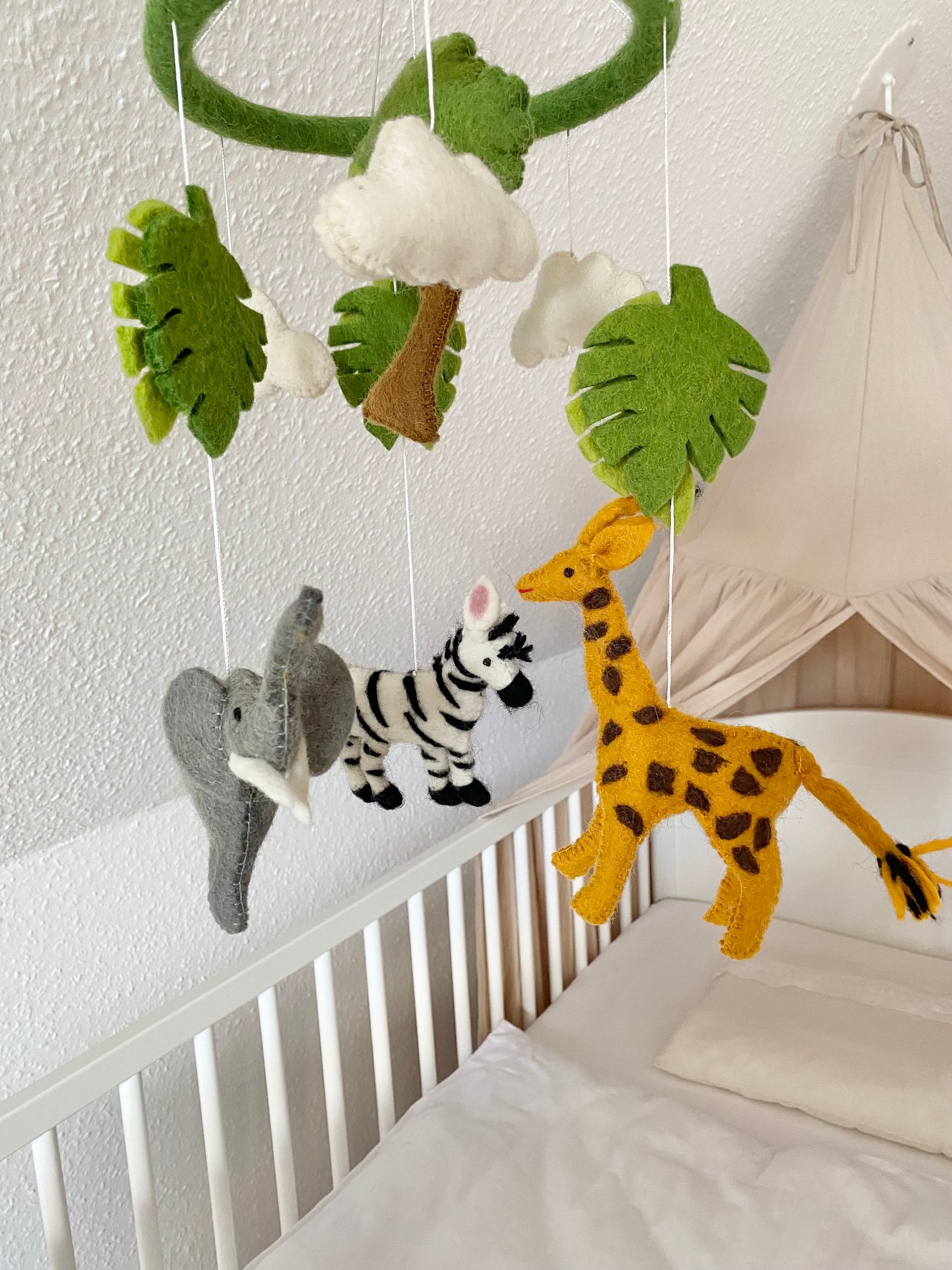 Mobilé Safari, Elefant, Löwe, Zebra, Kinderzimmer, Filz, Babyzimmer, Wolle, Schafswolle, Dekoration, Babybett, Geburt, Afrika, Tiere