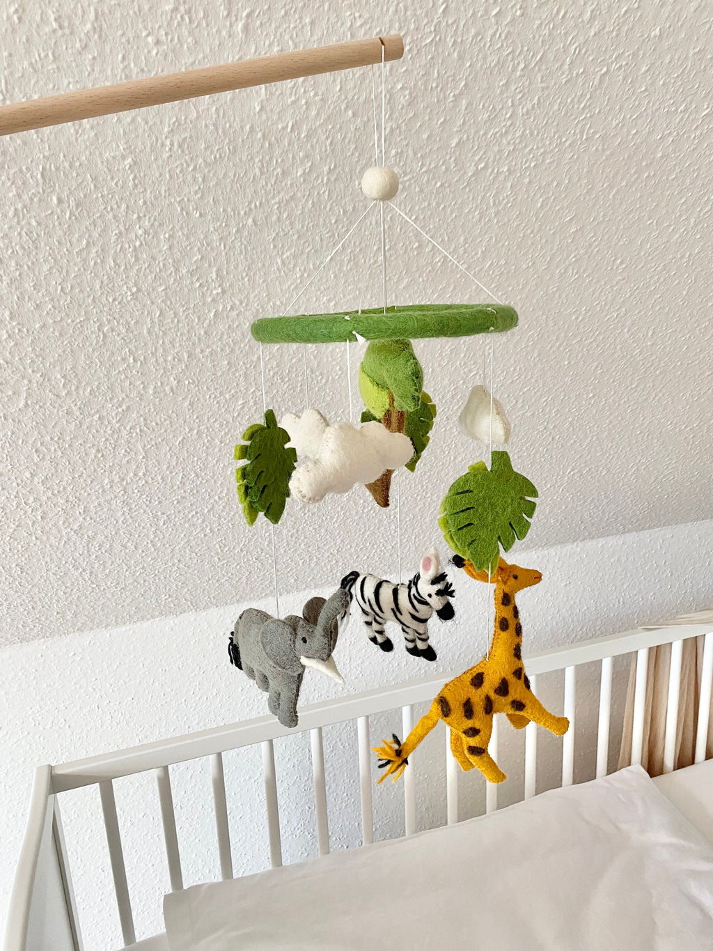 Mobilé Safari, Elefant, Löwe, Zebra, Kinderzimmer, Filz, Babyzimmer, Wolle, Schafswolle, Dekoration, Babybett, Geburt, Afrika, Tiere