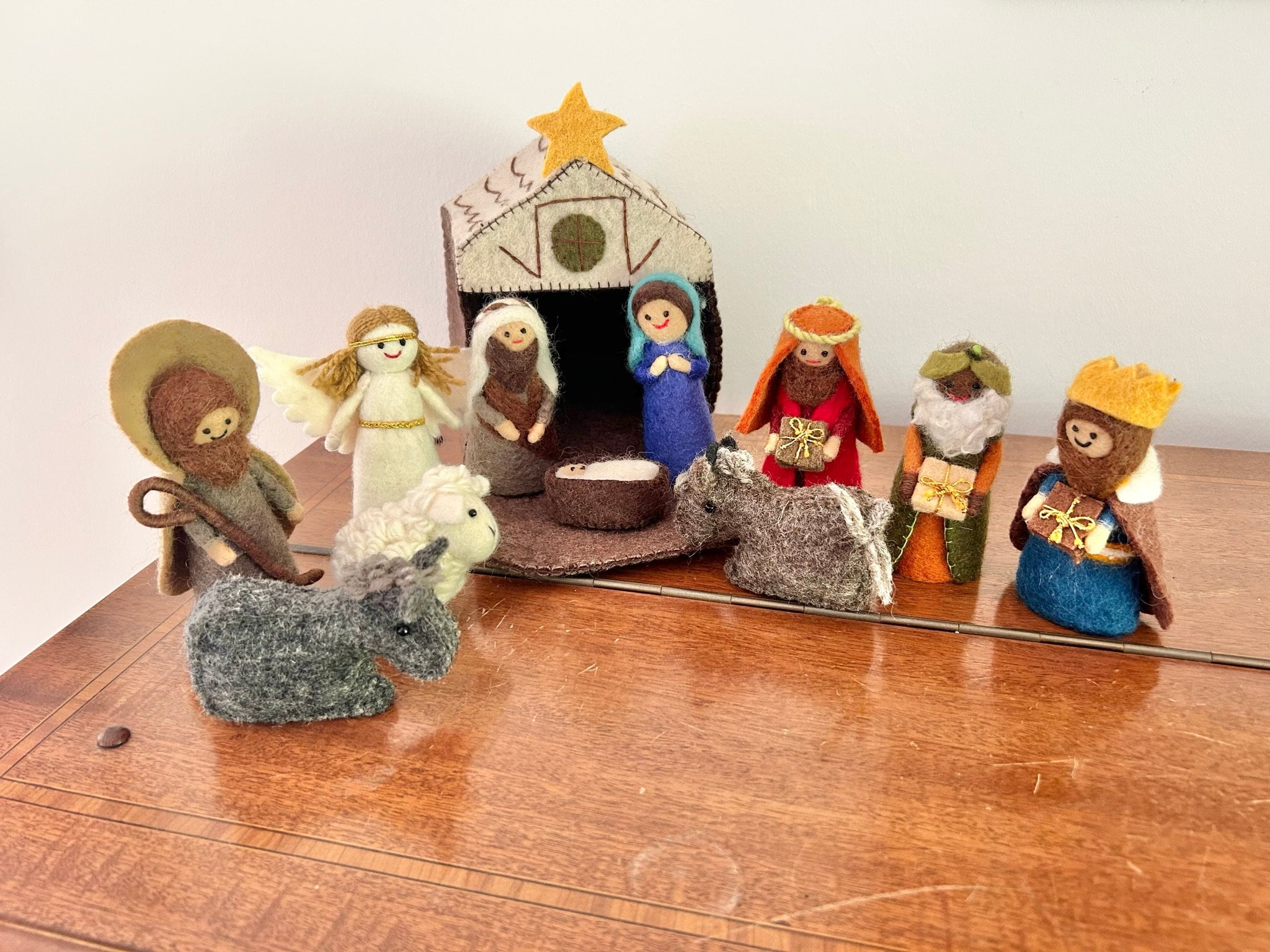 Weihnachtskrippe aus Filz I Weihnachtsdeko I handgemacht I Maria und Josef I Stall I Heilige 3 Könige I Jesuskind