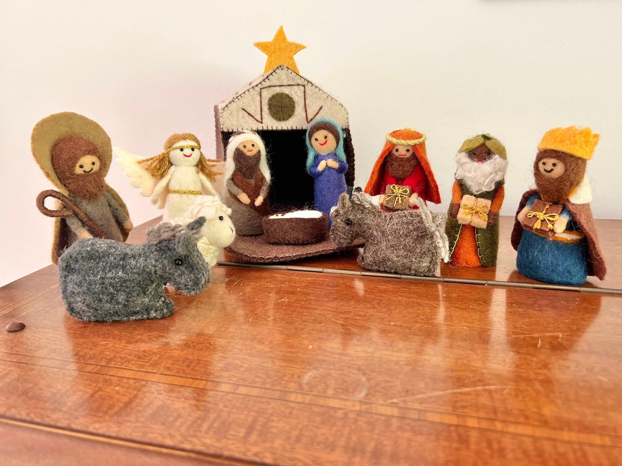 Weihnachtskrippe aus Filz I Weihnachtsdeko I handgemacht I Maria und Josef I Stall I Heilige 3 Könige I Jesuskind