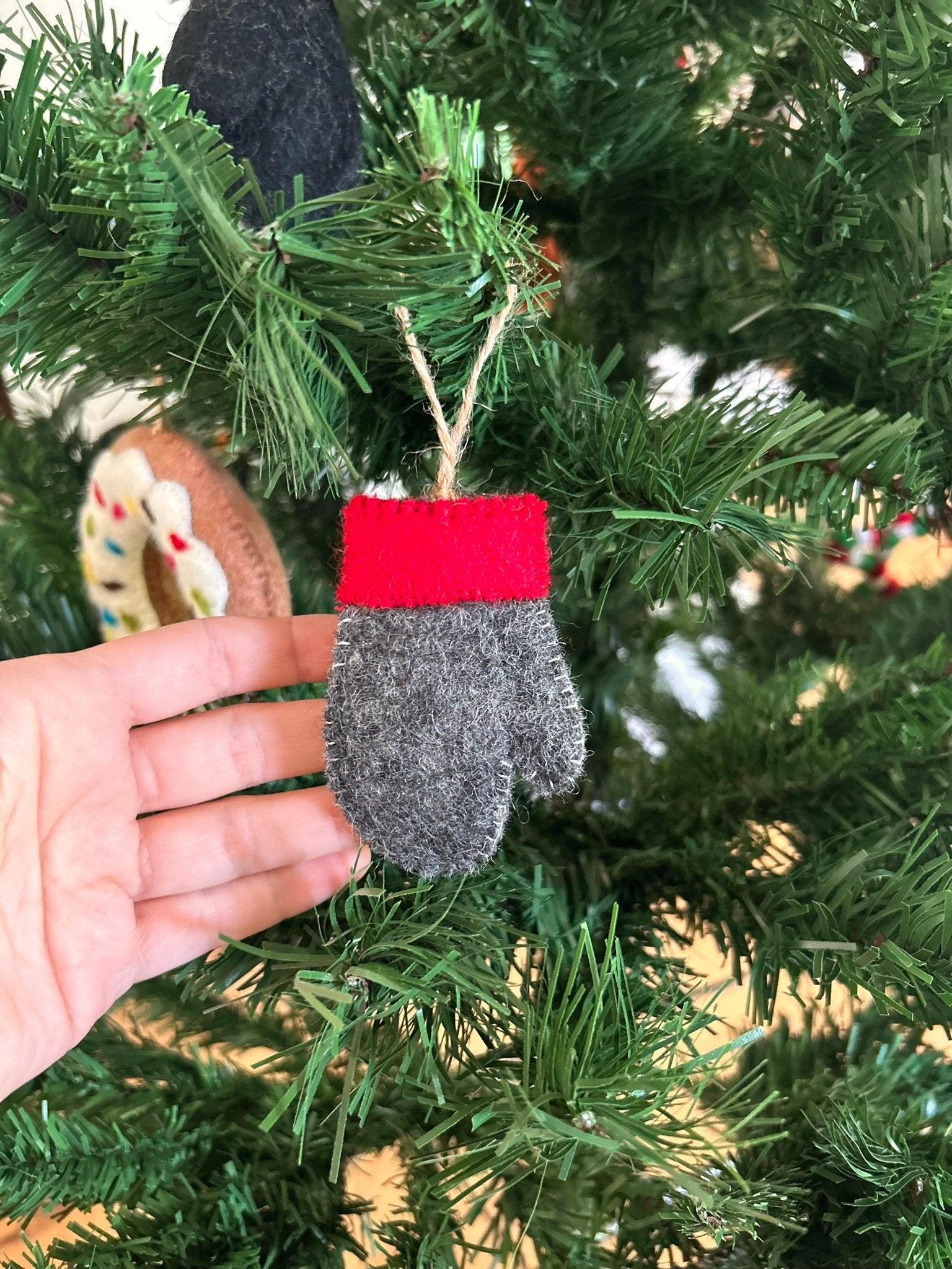 Weihnachtsanhänger Handschuh dunkelgrau mit rot I Christbaumschmuck Weihnachtsdeko I Weihnachtsbaum I Weihnachtsdeko I Schneeflocke I