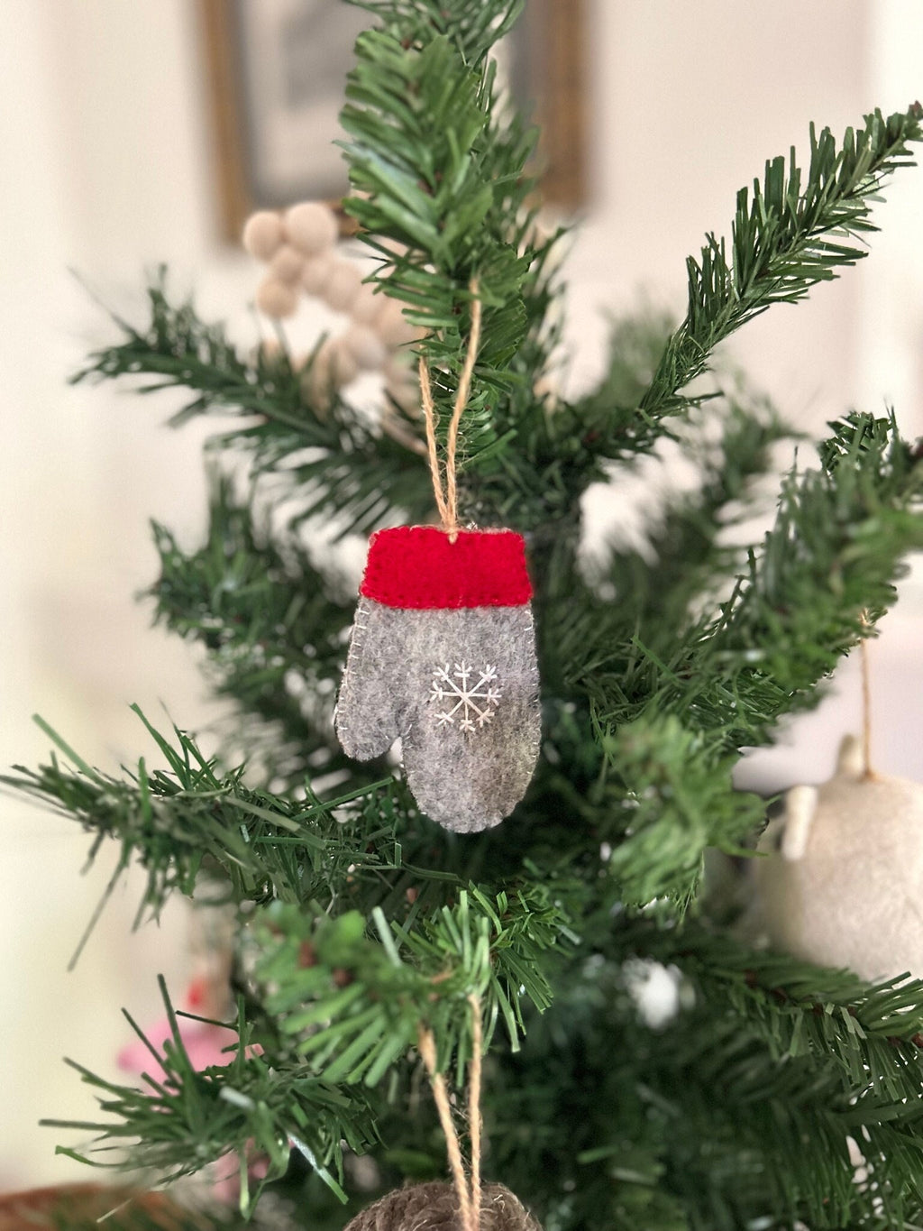 Weihnachtsanhänger Handschuh hellgrau mit rot I Christbaumschmuck Weihnachtsdeko I Weihnachtsbaum I Weihnachtsdeko I Schneeflocke I