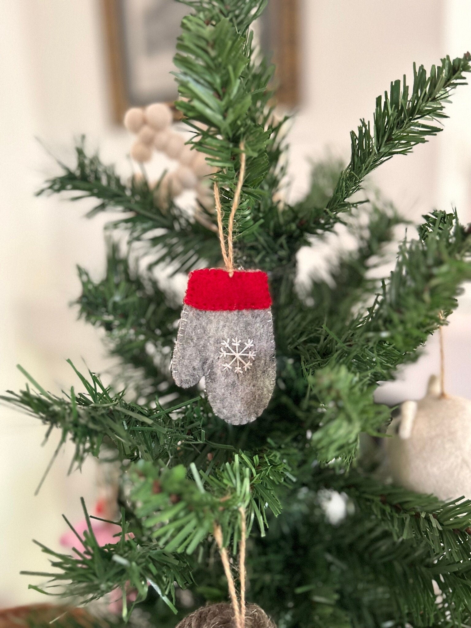 Weihnachtsanhänger Handschuh hellgrau mit rot I Christbaumschmuck Weihnachtsdeko I Weihnachtsbaum I Weihnachtsdeko I Schneeflocke I