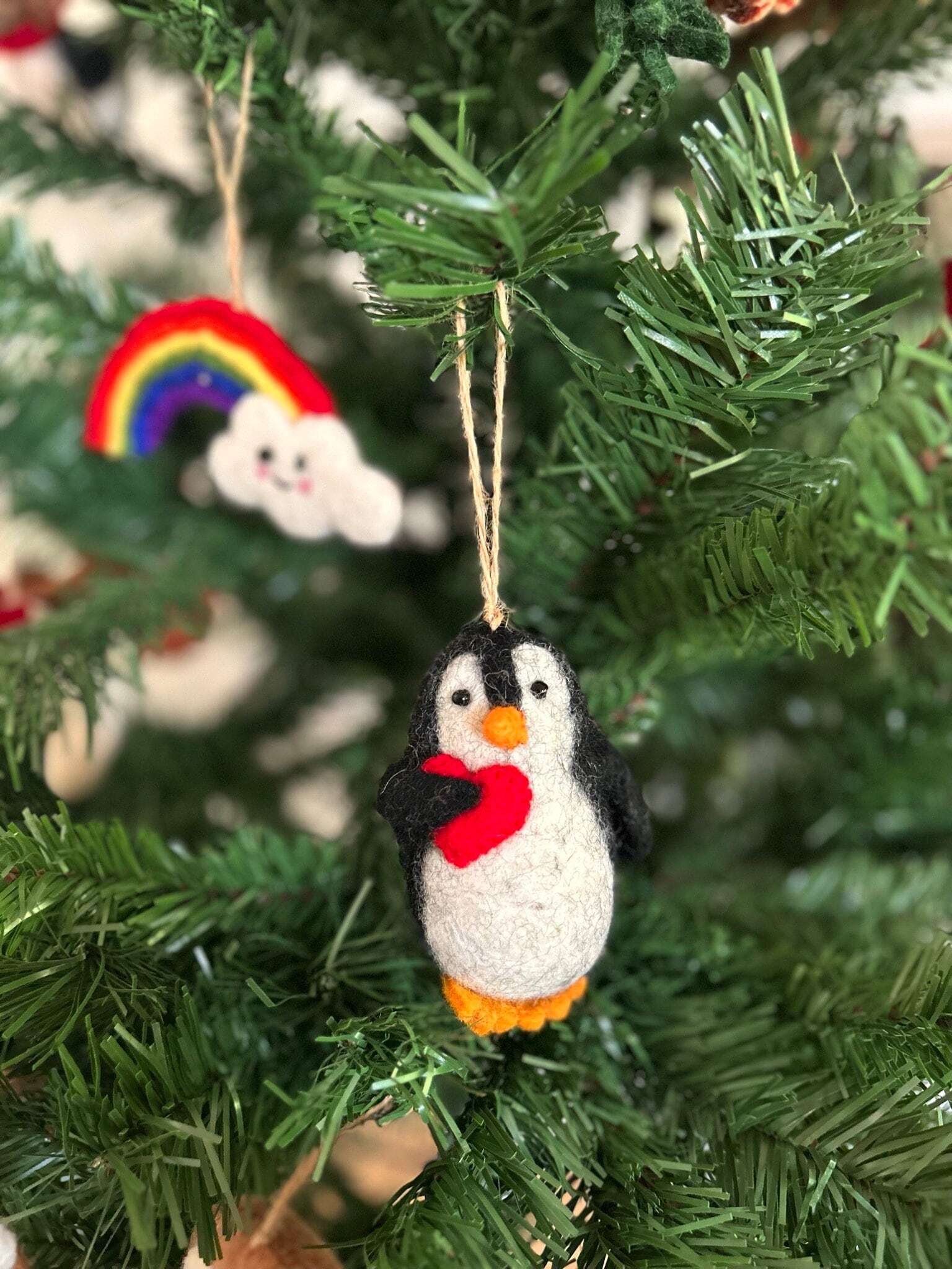 Weihnachtsanhänger Pinguin mit Herz I Christbaumschmuck I Weihnachtsdeko I Weihnachtsbaum I Weihnachtsschmuck aus Filz I Pinguin aus Filz