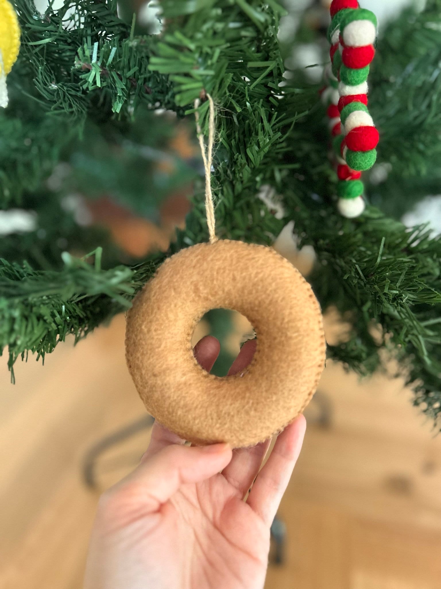 Weihnachtsanhänger Donut I Filz Christbaumschmuck I Weihnachtsdeko I Anhänger Weihnachten I Donut Geschenkidee I Schoko Donut mit Streusel