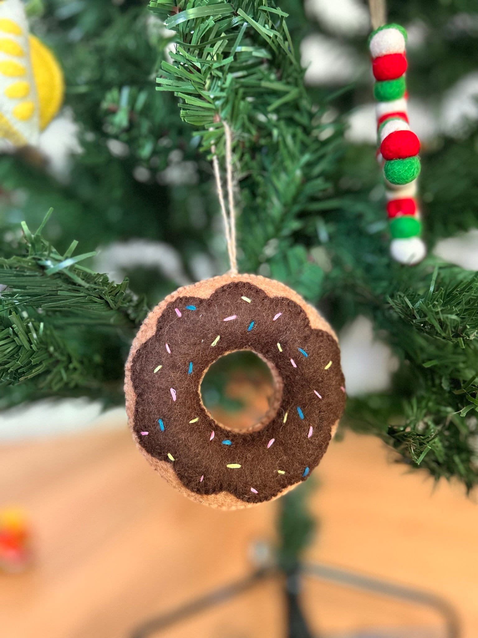 Weihnachtsanhänger Donut I Filz Christbaumschmuck I Weihnachtsdeko I Anhänger Weihnachten I Donut Geschenkidee I Schoko Donut mit Streusel