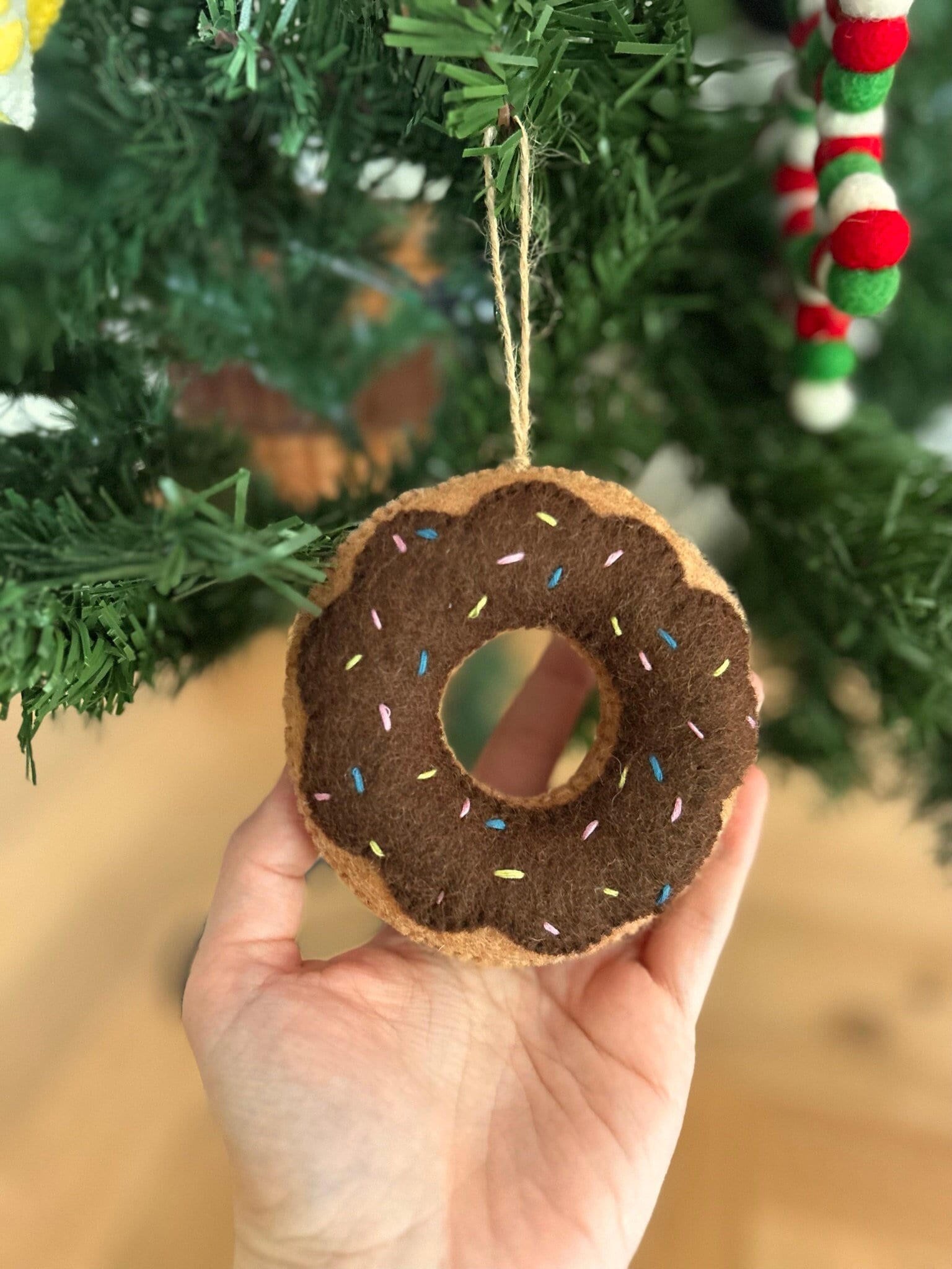 Weihnachtsanhänger Donut I Filz Christbaumschmuck I Weihnachtsdeko I Anhänger Weihnachten I Donut Geschenkidee I Schoko Donut mit Streusel