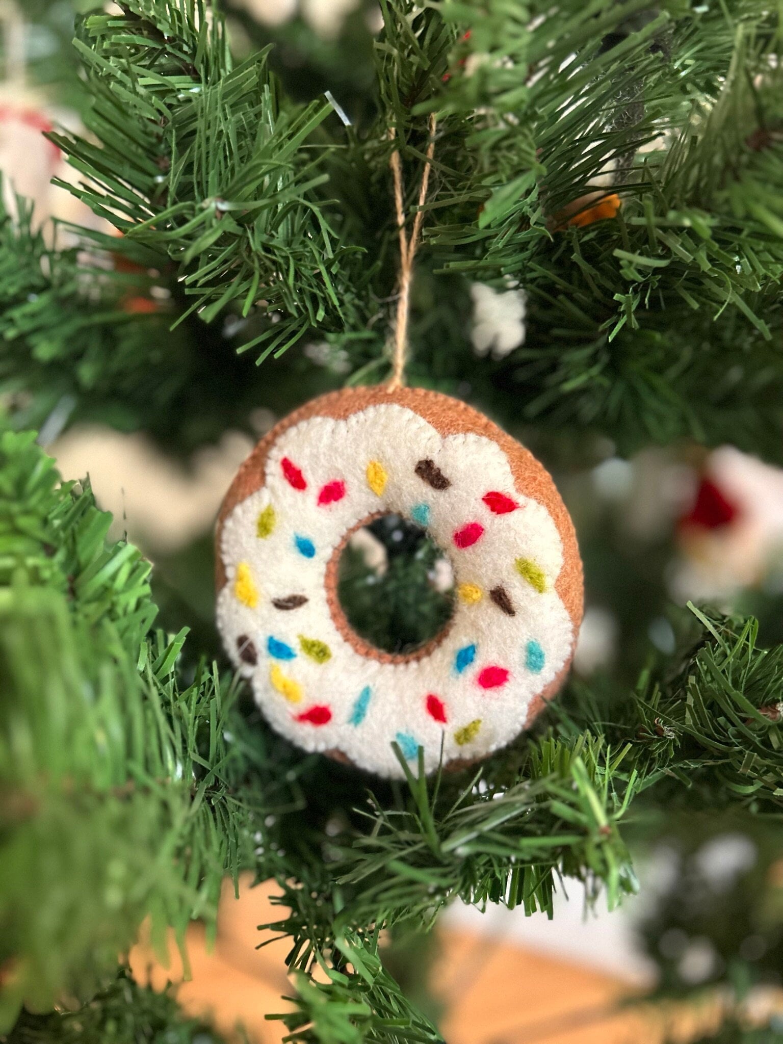 Weihnachtsanhänger Donut I Filz Christbaumschmuck I Weihnachtsdeko I Anhänger Weihnachten I Donut Geschenkidee I Schoko Donut mit Streusel