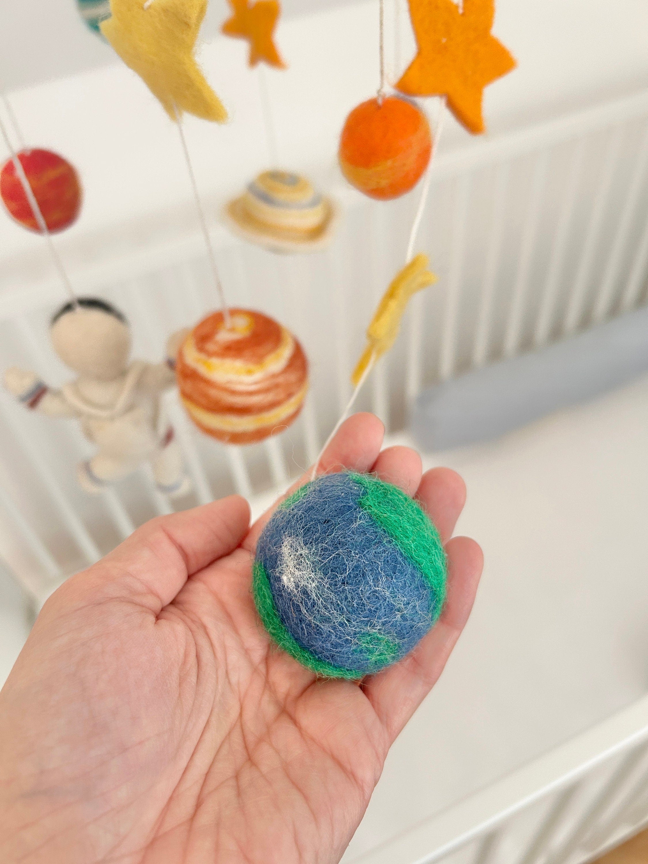Mobilé Kinderzimmer I Mobilé Planeten und Astronaut I Filzdeko Kinderzimmer I Sonne I Erde I Saturn I Sterne I Cosmonaut I Babyausstattung