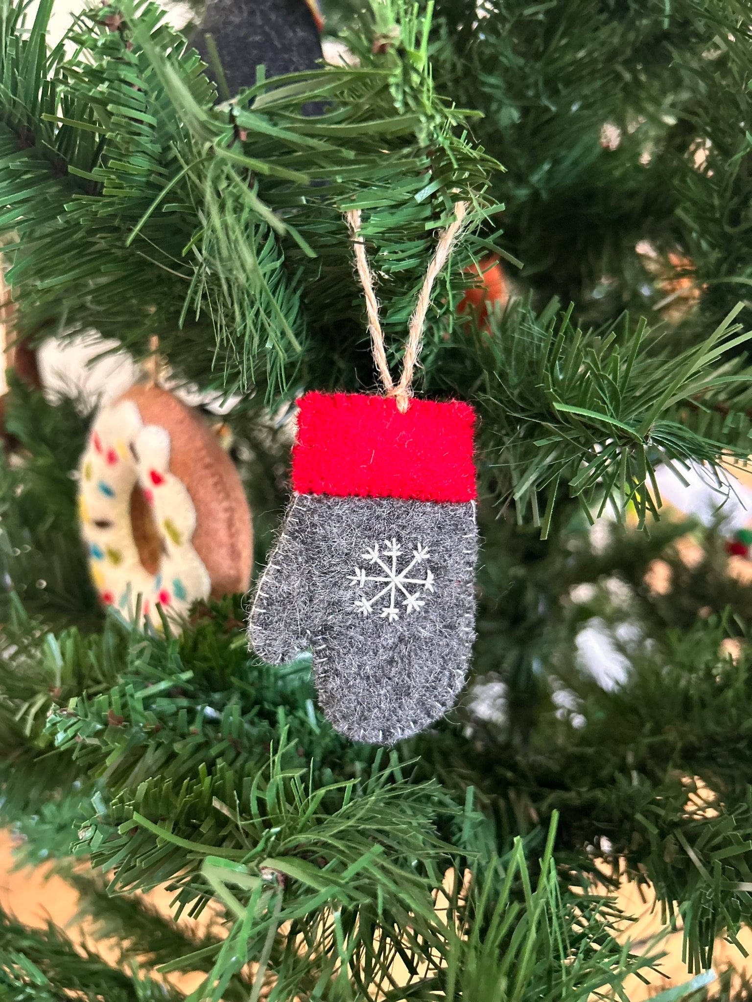 Weihnachtsanhänger Handschuh dunkelgrau mit rot I Christbaumschmuck Weihnachtsdeko I Weihnachtsbaum I Weihnachtsdeko I Schneeflocke I