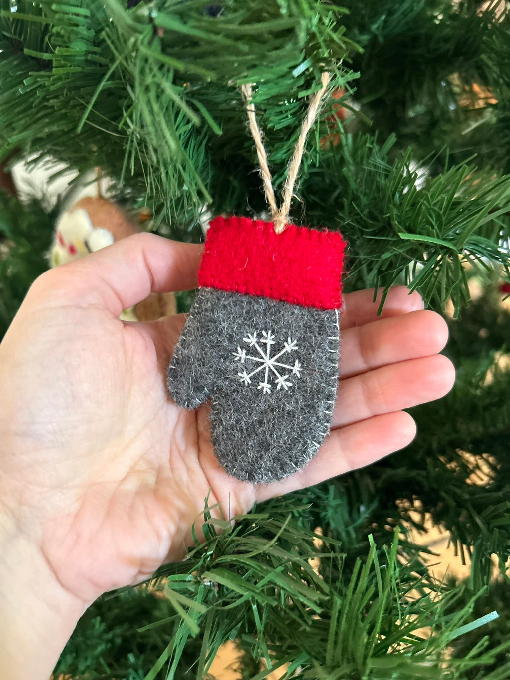 Weihnachtsanhänger Handschuh dunkelgrau mit rot I Christbaumschmuck Weihnachtsdeko I Weihnachtsbaum I Weihnachtsdeko I Schneeflocke I