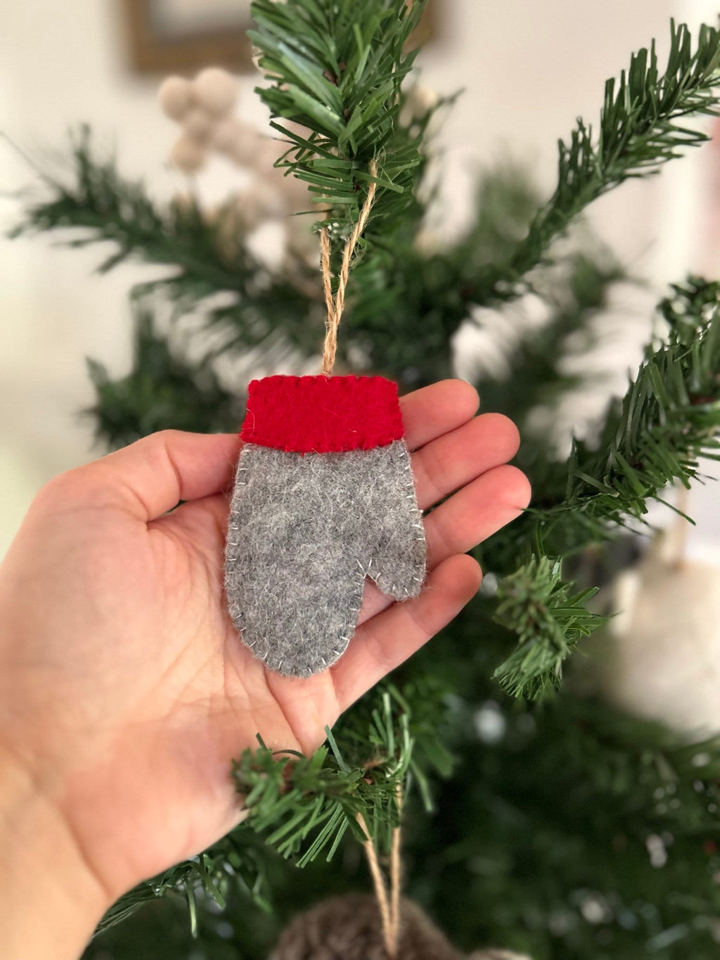 Weihnachtsanhänger Handschuh hellgrau mit rot I Christbaumschmuck Weihnachtsdeko I Weihnachtsbaum I Weihnachtsdeko I Schneeflocke I
