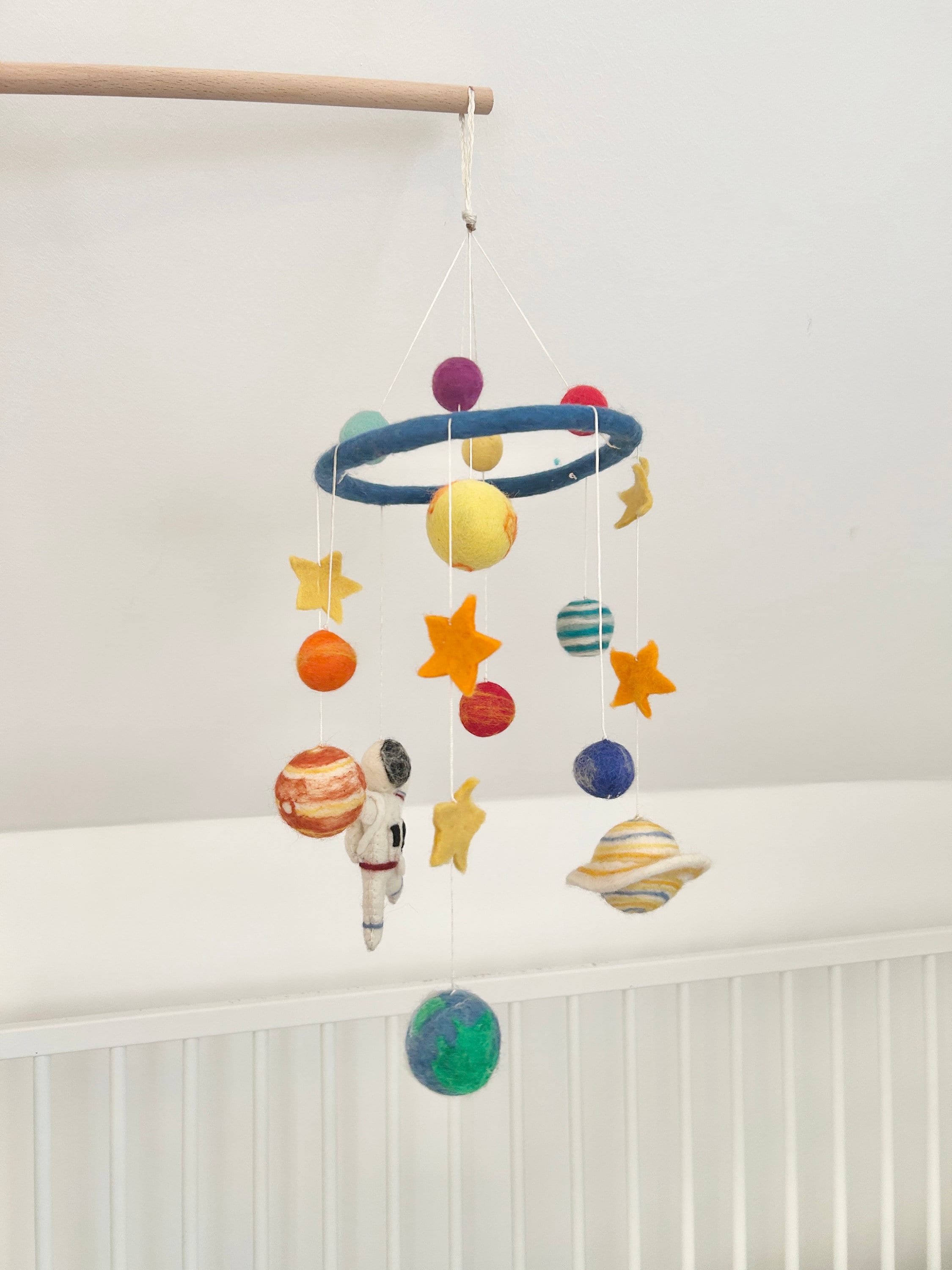 Mobilé Kinderzimmer I Mobilé Planeten und Astronaut I Filzdeko Kinderzimmer I Sonne I Erde I Saturn I Sterne I Cosmonaut I Babyausstattung