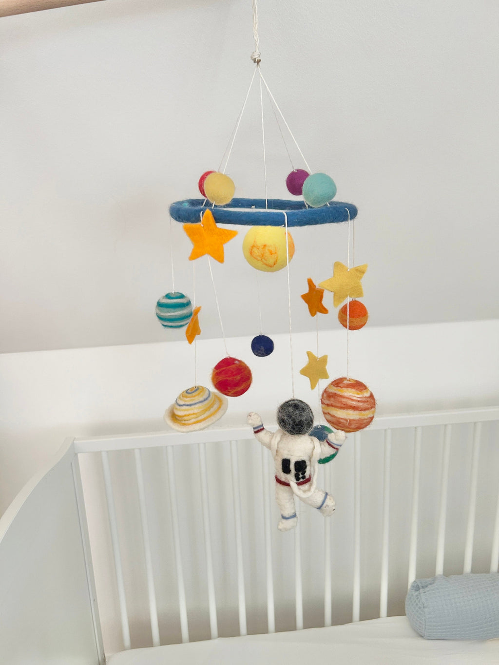 Mobilé Kinderzimmer I Mobilé Planeten und Astronaut I Filzdeko Kinderzimmer I Sonne I Erde I Saturn I Sterne I Cosmonaut I Babyausstattung