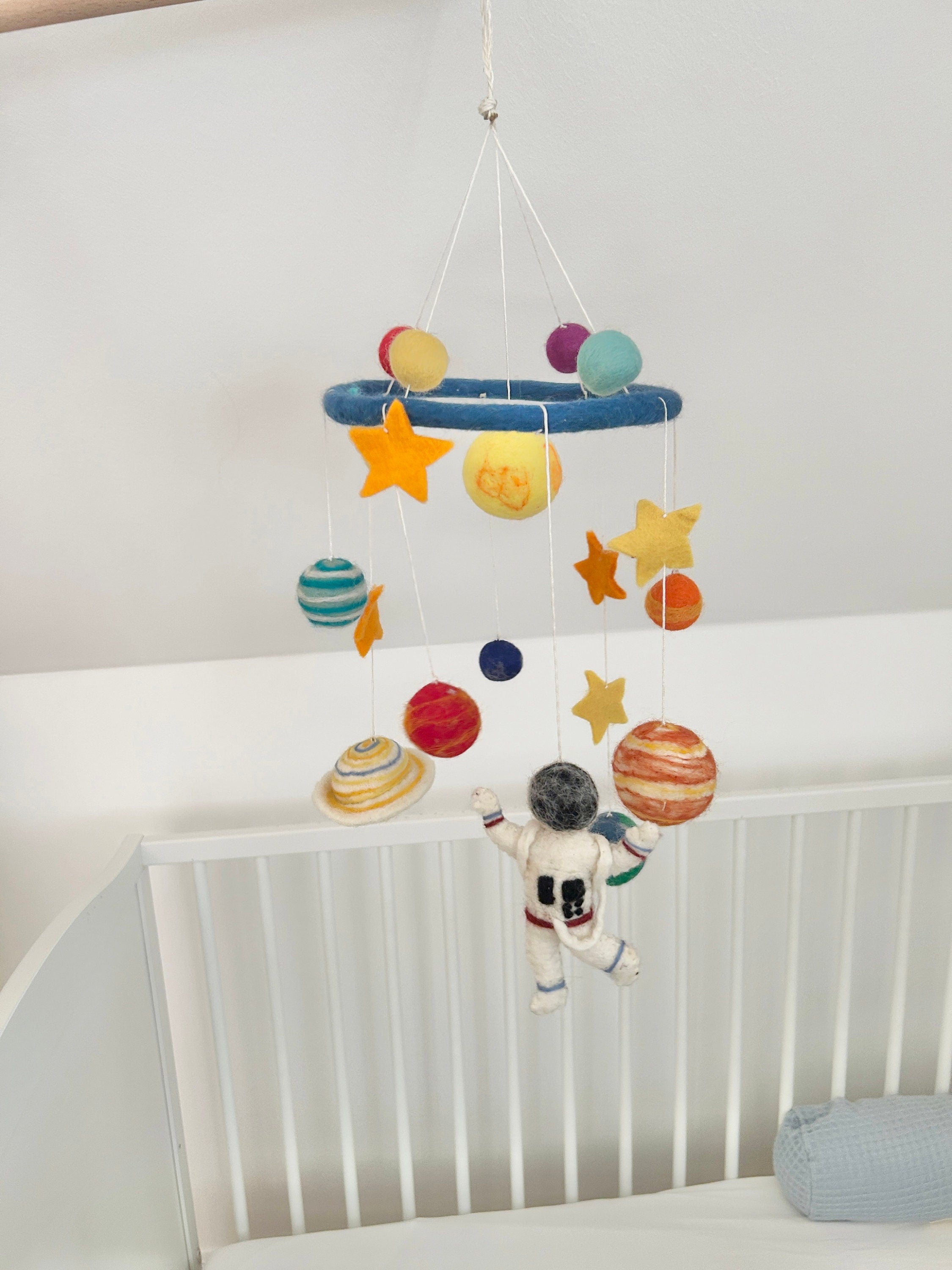 Mobilé Kinderzimmer I Mobilé Planeten und Astronaut I Filzdeko Kinderzimmer I Sonne I Erde I Saturn I Sterne I Cosmonaut I Babyausstattung