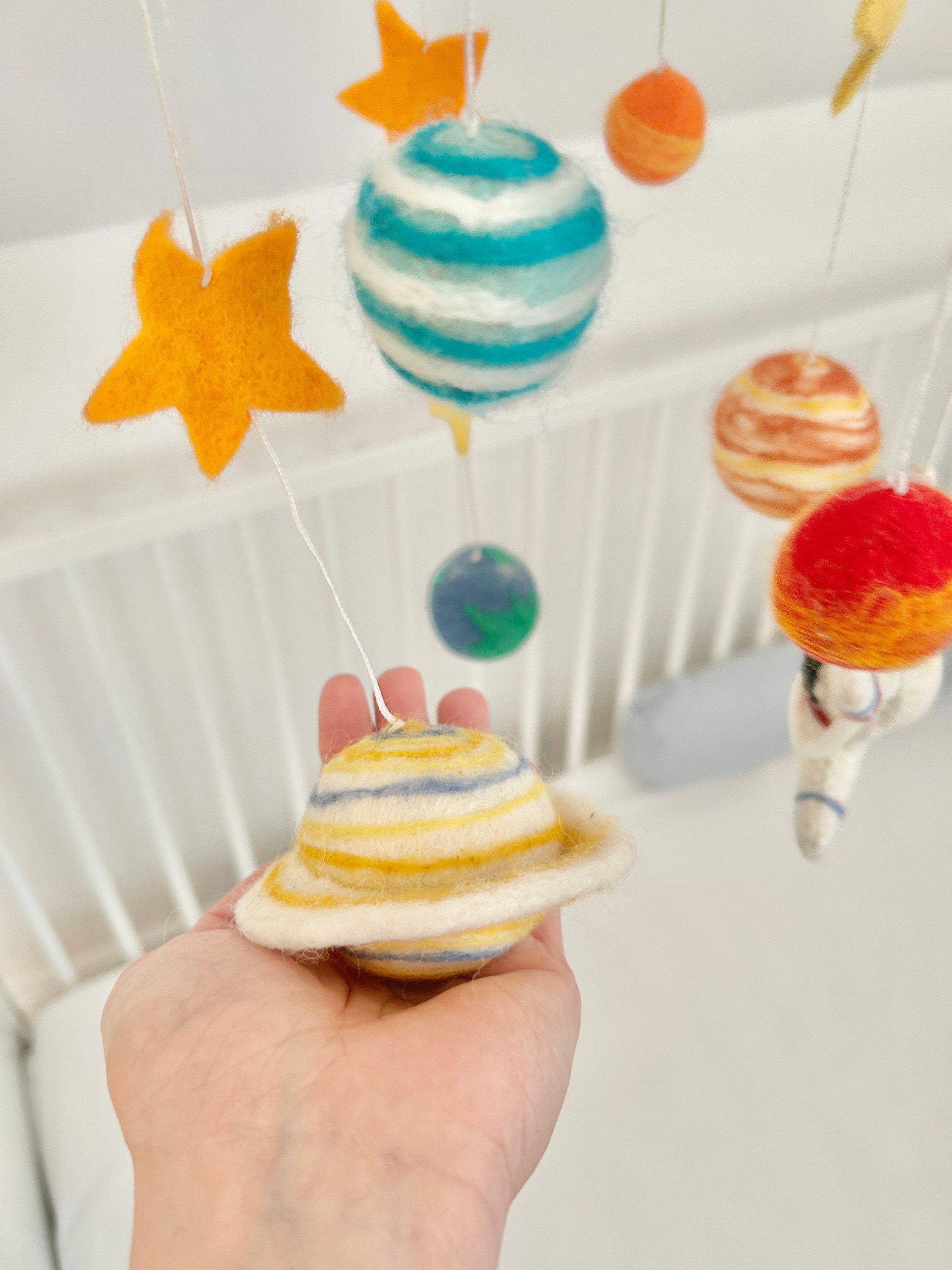Mobilé Kinderzimmer I Mobilé Planeten und Astronaut I Filzdeko Kinderzimmer I Sonne I Erde I Saturn I Sterne I Cosmonaut I Babyausstattung