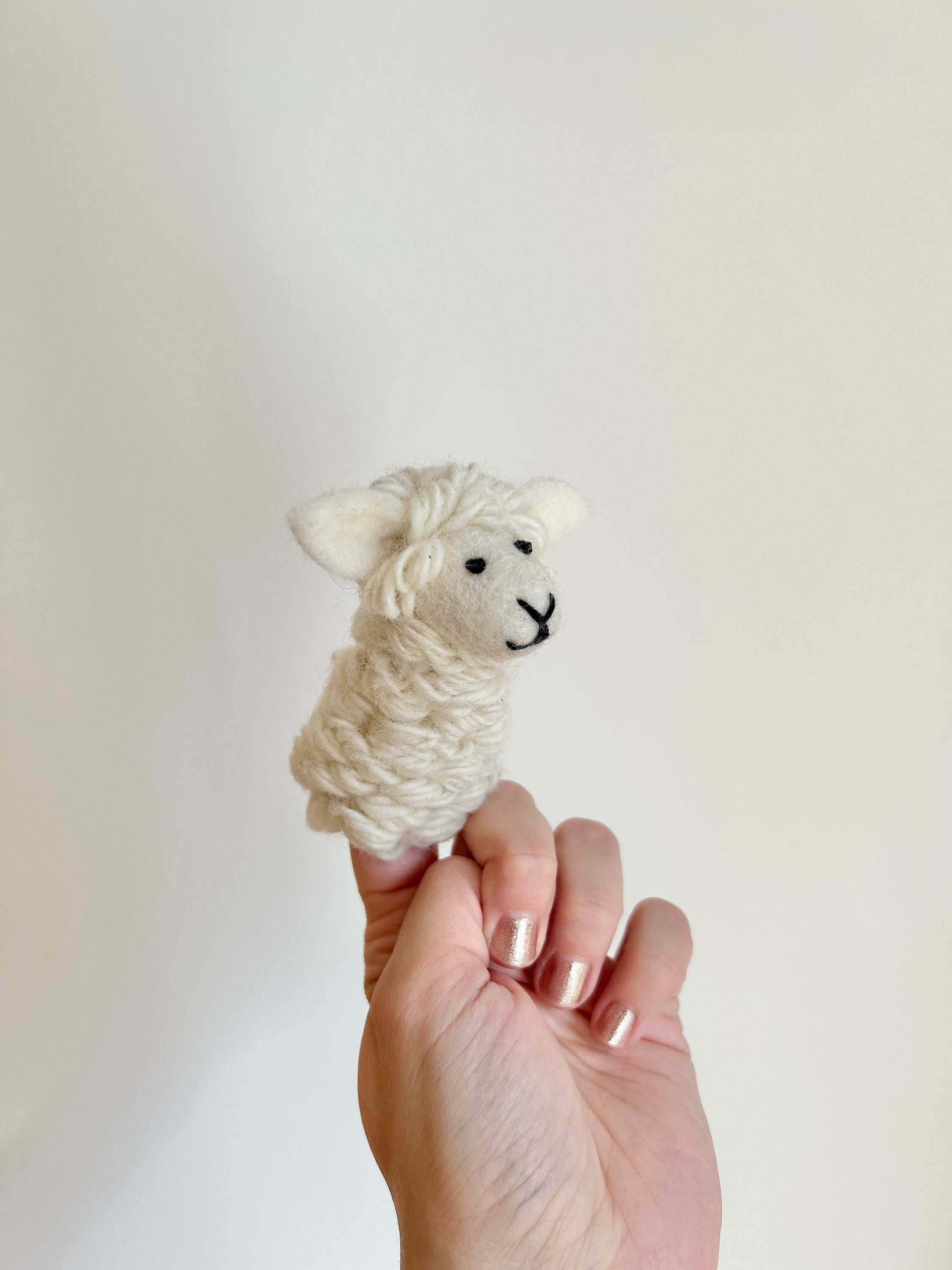 niedliche Fingerpuppe Schaf aus Filz I Fingerspiel I Bauernhoftier I Schäfchen I Spielzeug Montessori I Geschichten erzählen