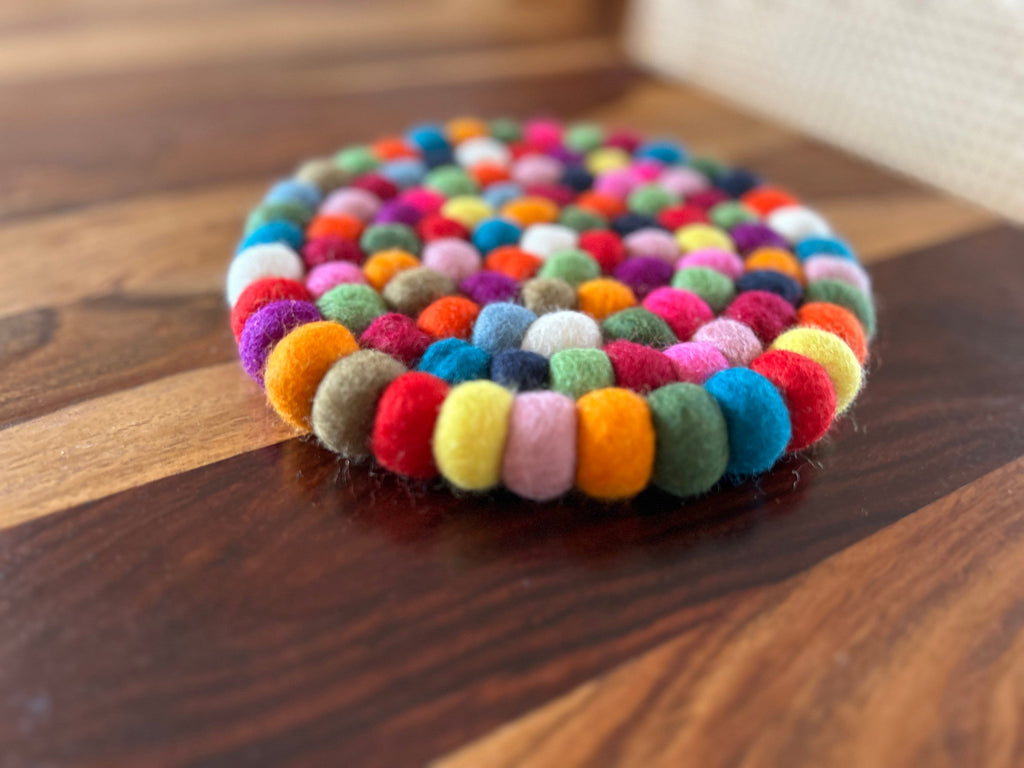 Filzuntersetzer I Topfuntersetzer I Tischdeko aus Filz I Küchenaccessoires I Filzkugeluntersetzer bunt I Untersetzer grau