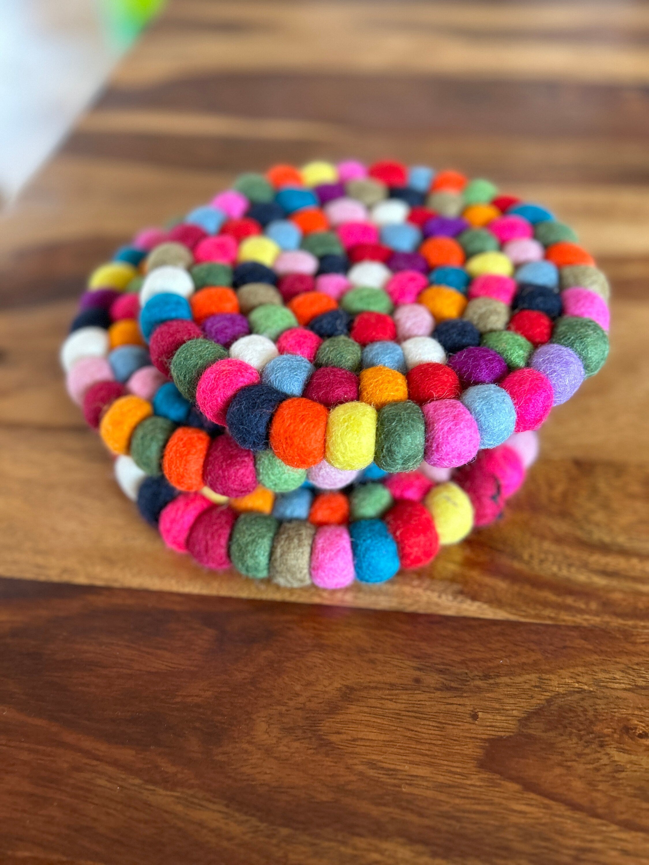 Filzuntersetzer I Topfuntersetzer I Tischdeko aus Filz I Küchenaccessoires I Filzkugeluntersetzer bunt I Untersetzer grau