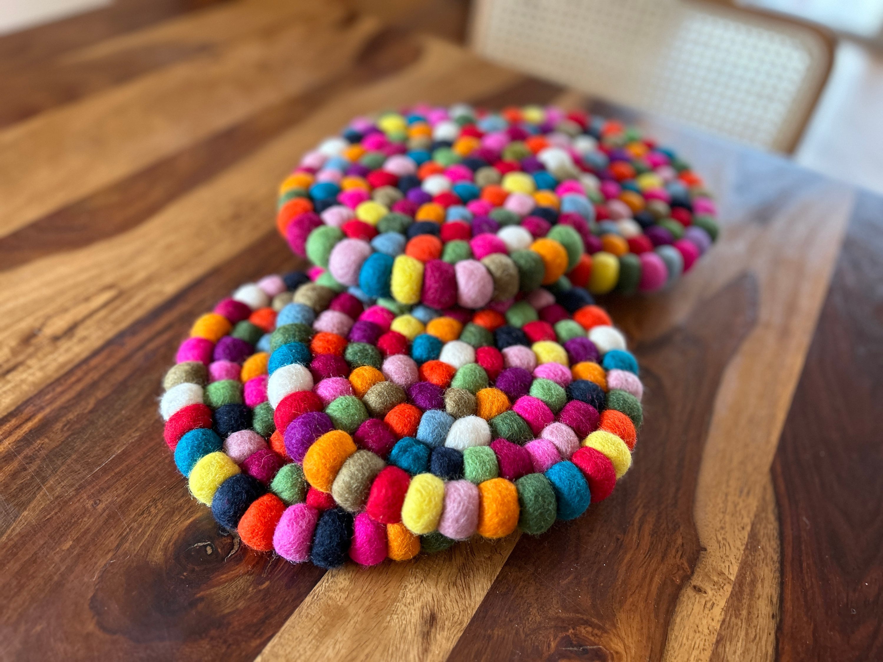 Filzuntersetzer I Topfuntersetzer I Tischdeko aus Filz I Küchenaccessoires I Filzkugeluntersetzer bunt I Untersetzer grau