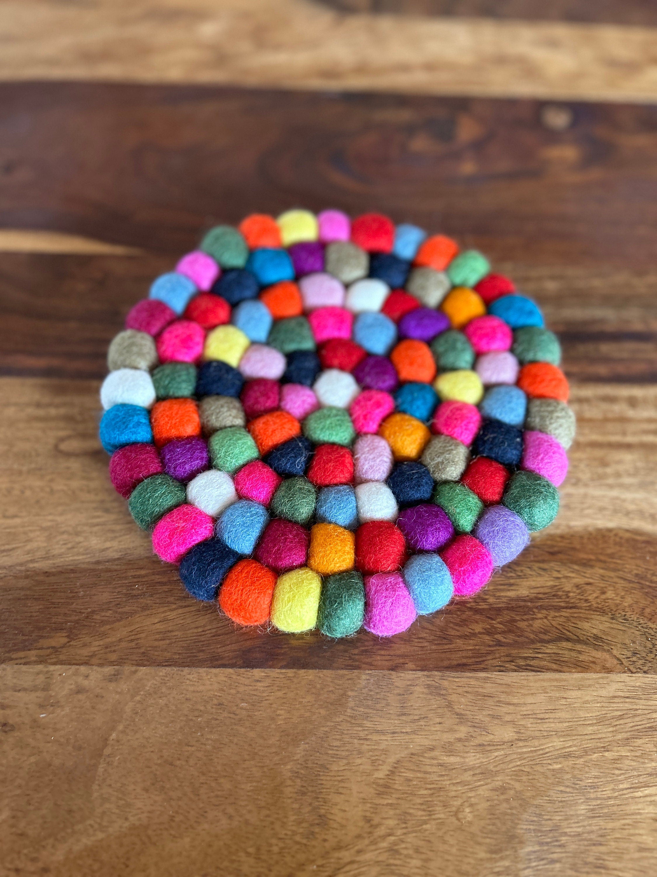 Filzuntersetzer I Topfuntersetzer I Tischdeko aus Filz I Küchenaccessoires I Filzkugeluntersetzer bunt I Untersetzer grau