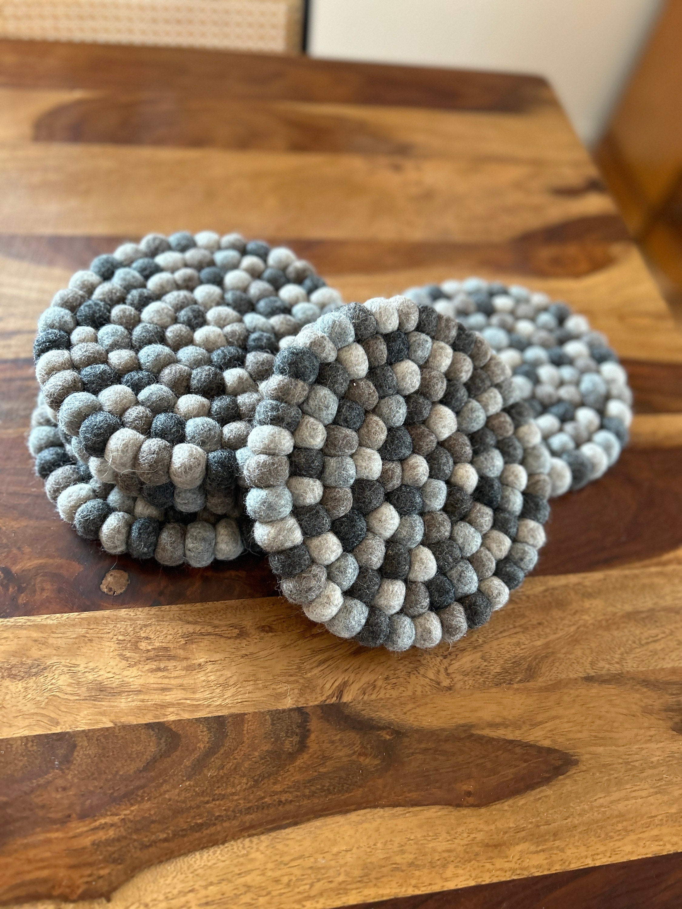 Filzuntersetzer I Topfuntersetzer I Tischdeko aus Filz I Küchenaccessoires I Filzkugeluntersetzer bunt I Untersetzer grau