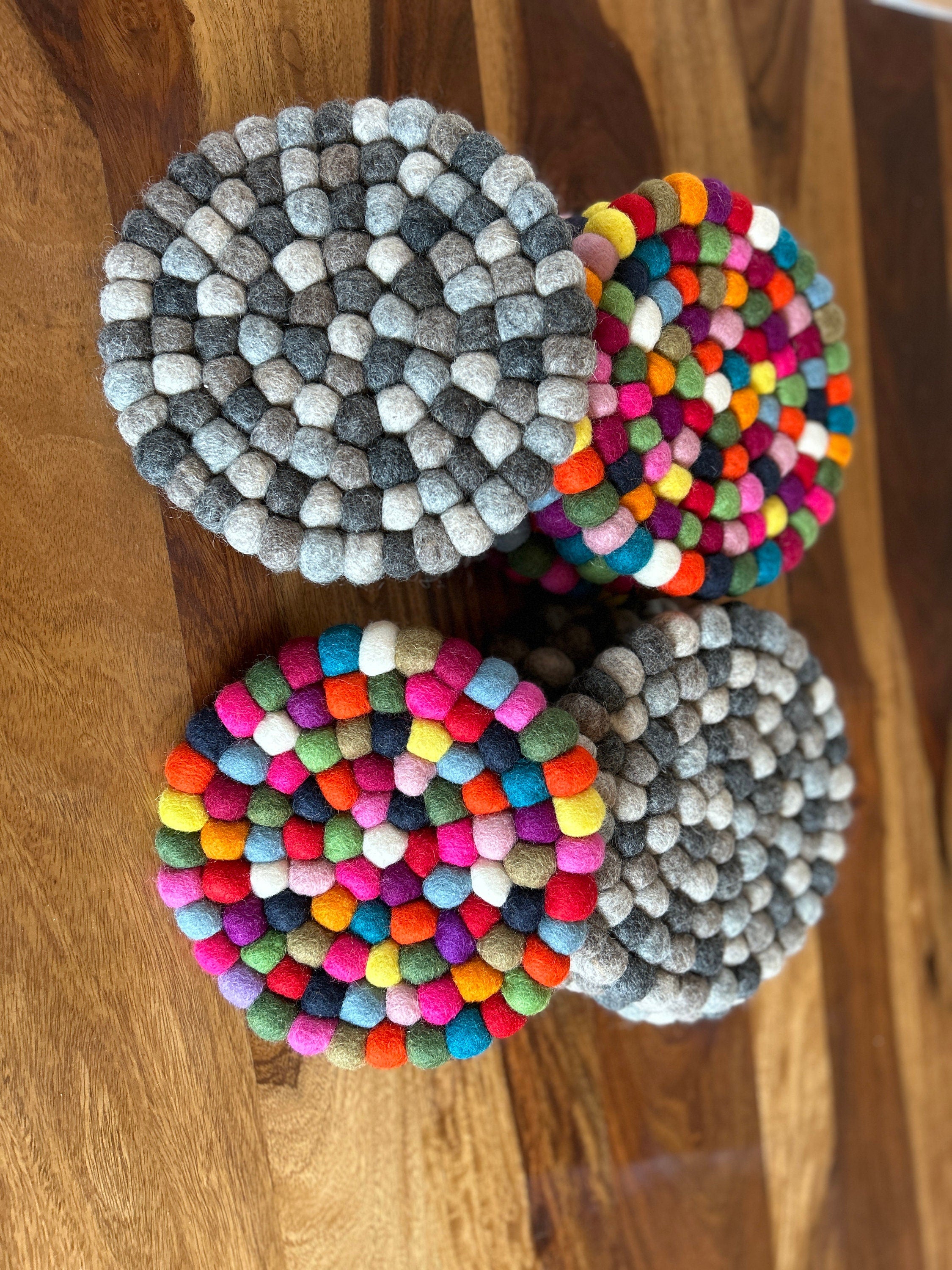 Filzuntersetzer I Topfuntersetzer I Tischdeko aus Filz I Küchenaccessoires I Filzkugeluntersetzer bunt I Untersetzer grau