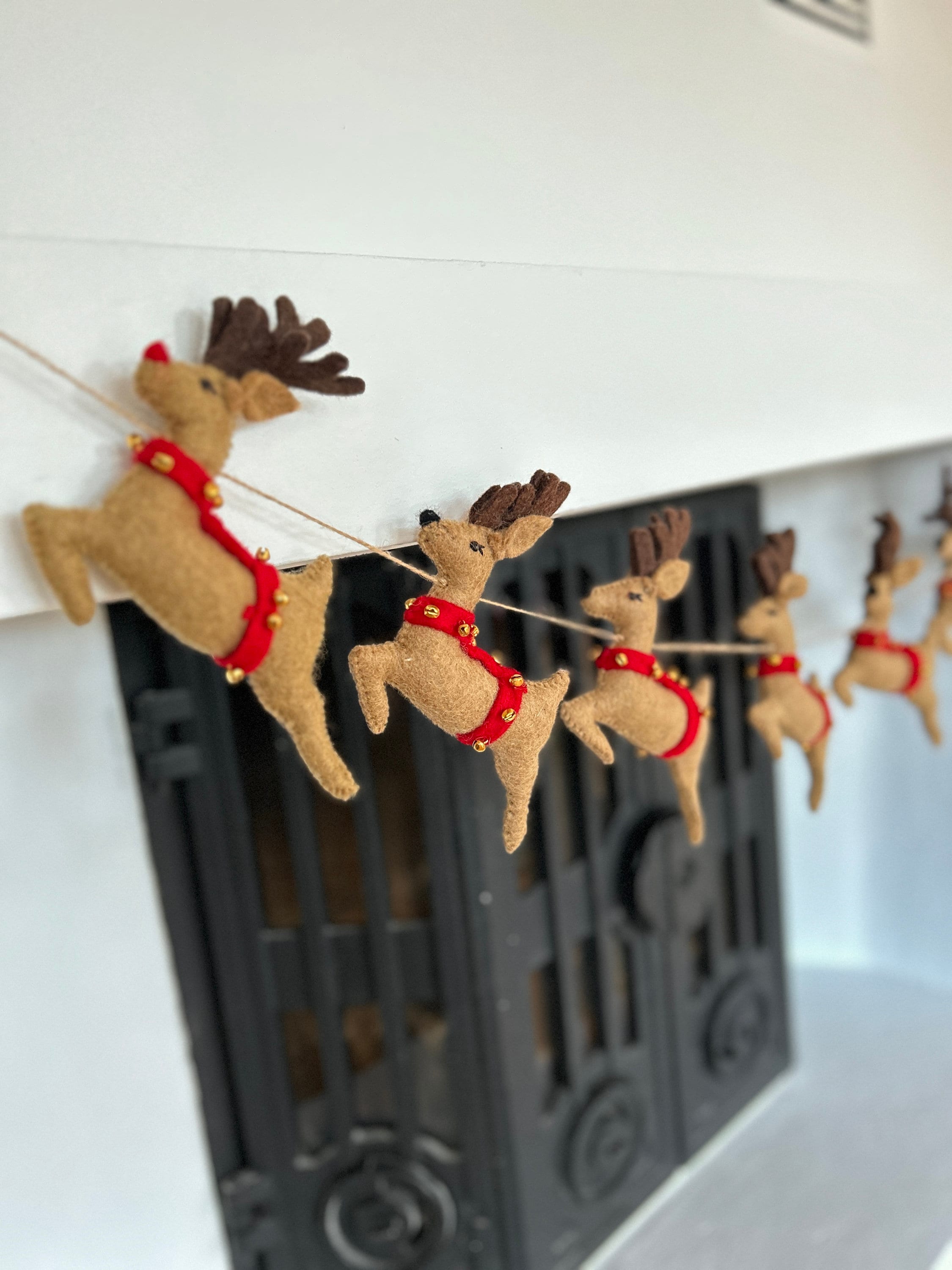 Weihnachtsgirlande aus Filz I Rentiere aus Filz I Weihnachtsschlitten I Rudolf Deko I Weihnachtsdeko I Filz Rentier mit Glöckchen