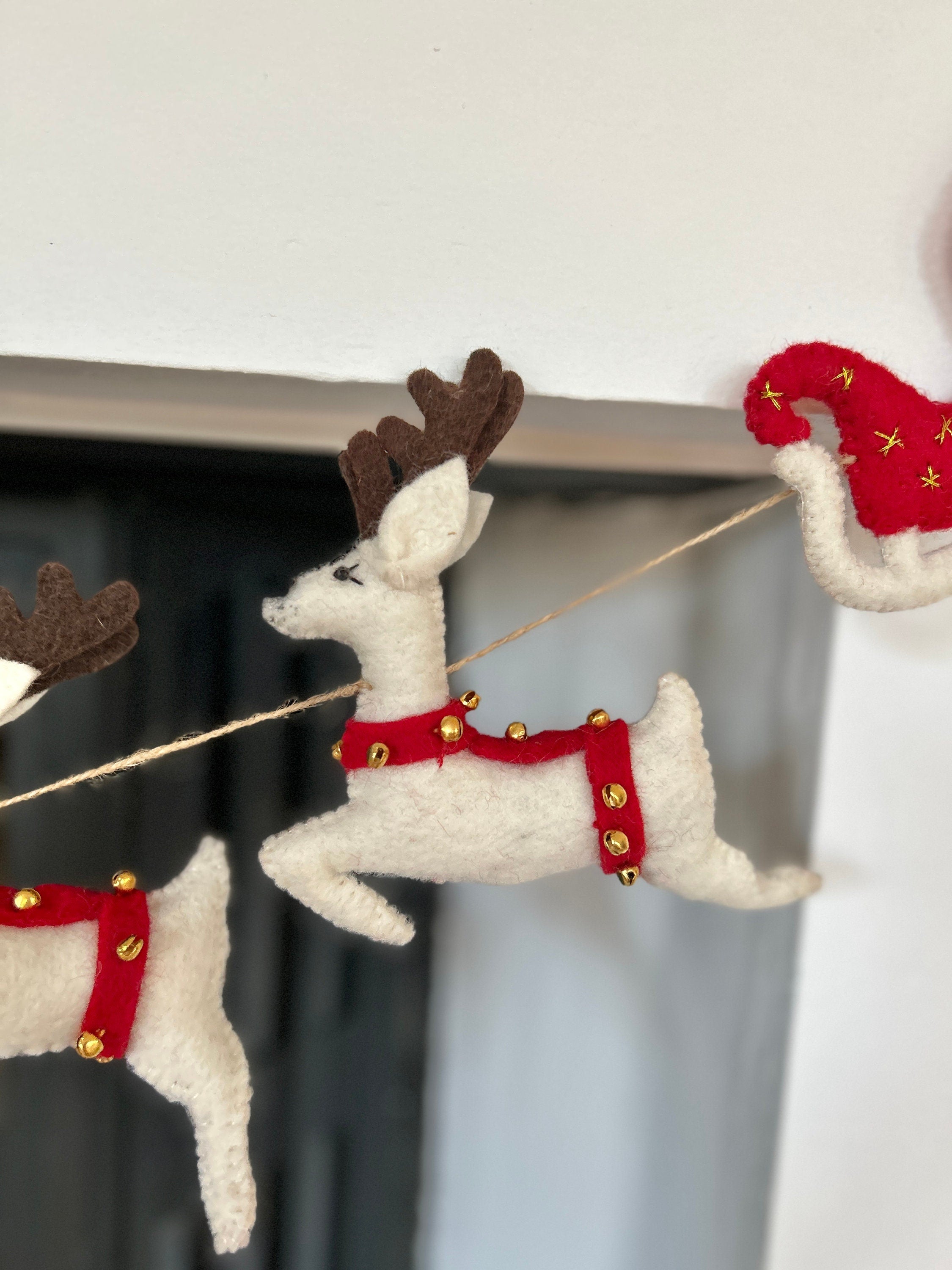 Weihnachtsgirlande aus Filz I Rentiere aus Filz I Weihnachtsschlitten I Rudolf Deko I Weihnachtsdeko I Filz Rentier mit Glöckchen