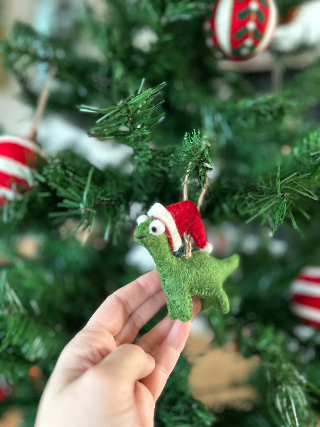Weihnachtsanhänger Dino mit Weihnachtsmütze I Christbaumschmuck Weihnachtsdeko I Winter Weihnachtsbaum I Weihnachtsschaf
