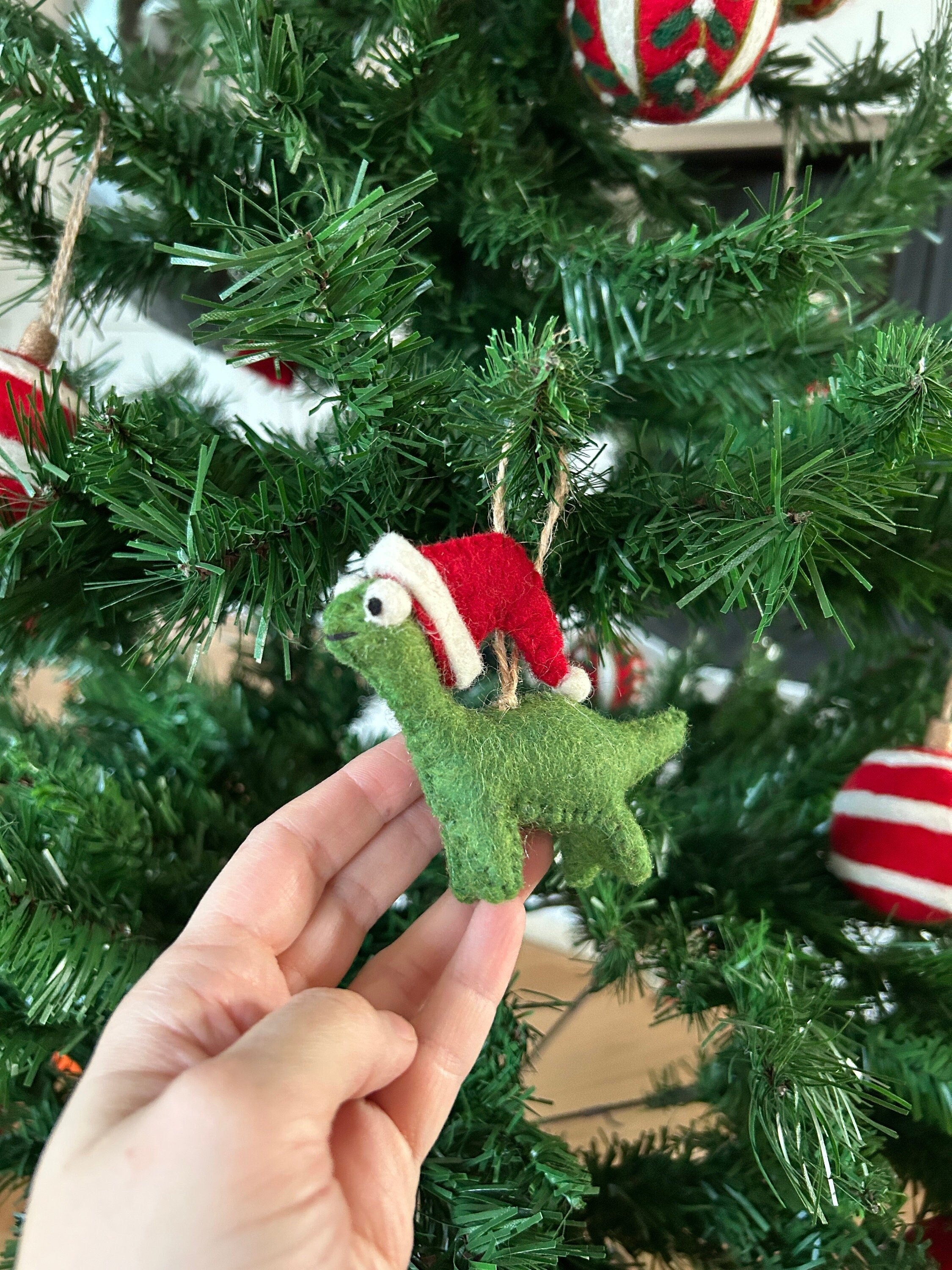 Weihnachtsanhänger Dino mit Weihnachtsmütze I Christbaumschmuck Weihnachtsdeko I Winter Weihnachtsbaum I Weihnachtsschaf