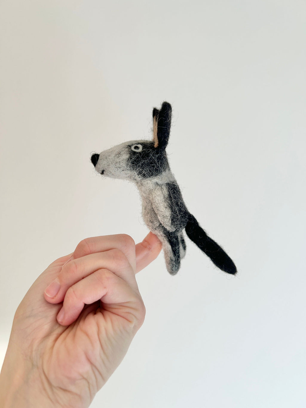 Niedliche Fingerpuppe Hund schwarz grau aus Filz I Fingerspiel I Bauernhoftier I Hunde I Spielzeug Montessori I Geschichten erzählen