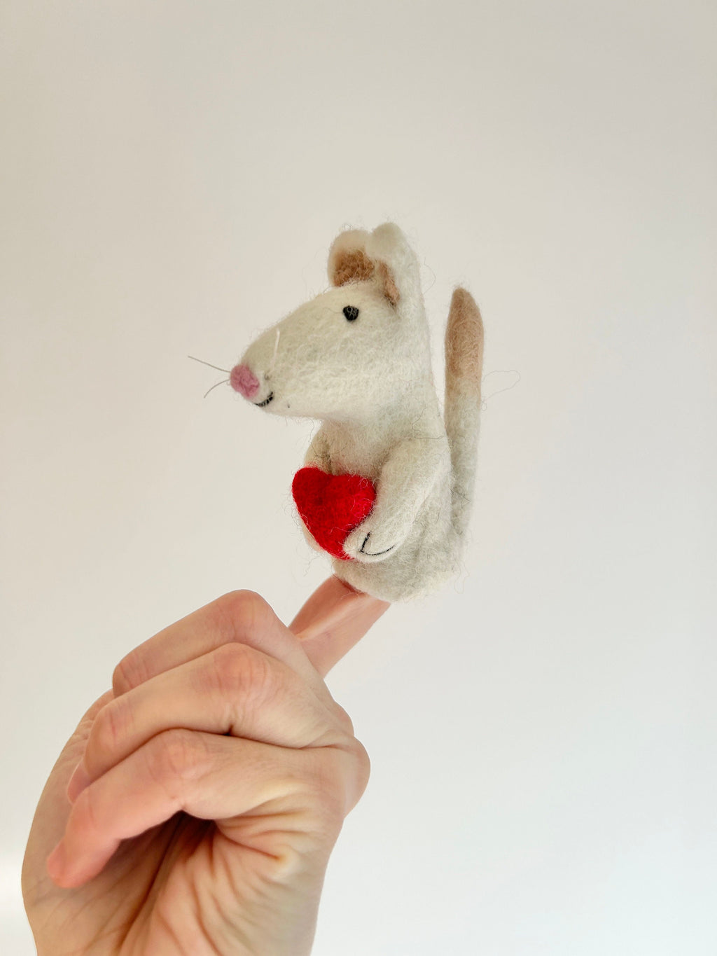 Niedliche Fingerpuppe Maus mit Herz aus Filz I Fingerspiel I Bauernhoftier I Filzmaus I Spielzeug Montessori I Geschichten erzählen