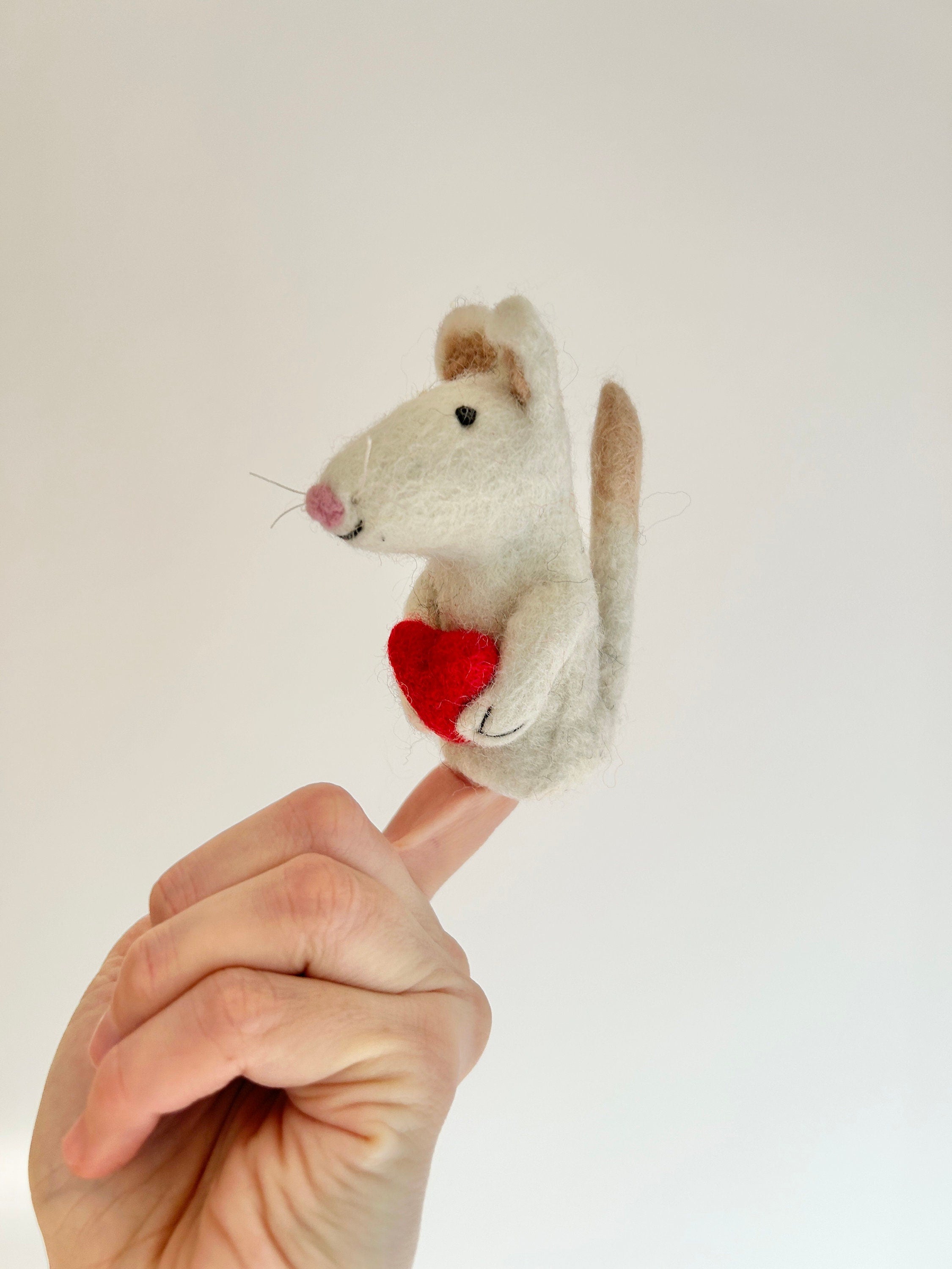 Niedliche Fingerpuppe Maus mit Herz aus Filz I Fingerspiel I Bauernhoftier I Filzmaus I Spielzeug Montessori I Geschichten erzählen