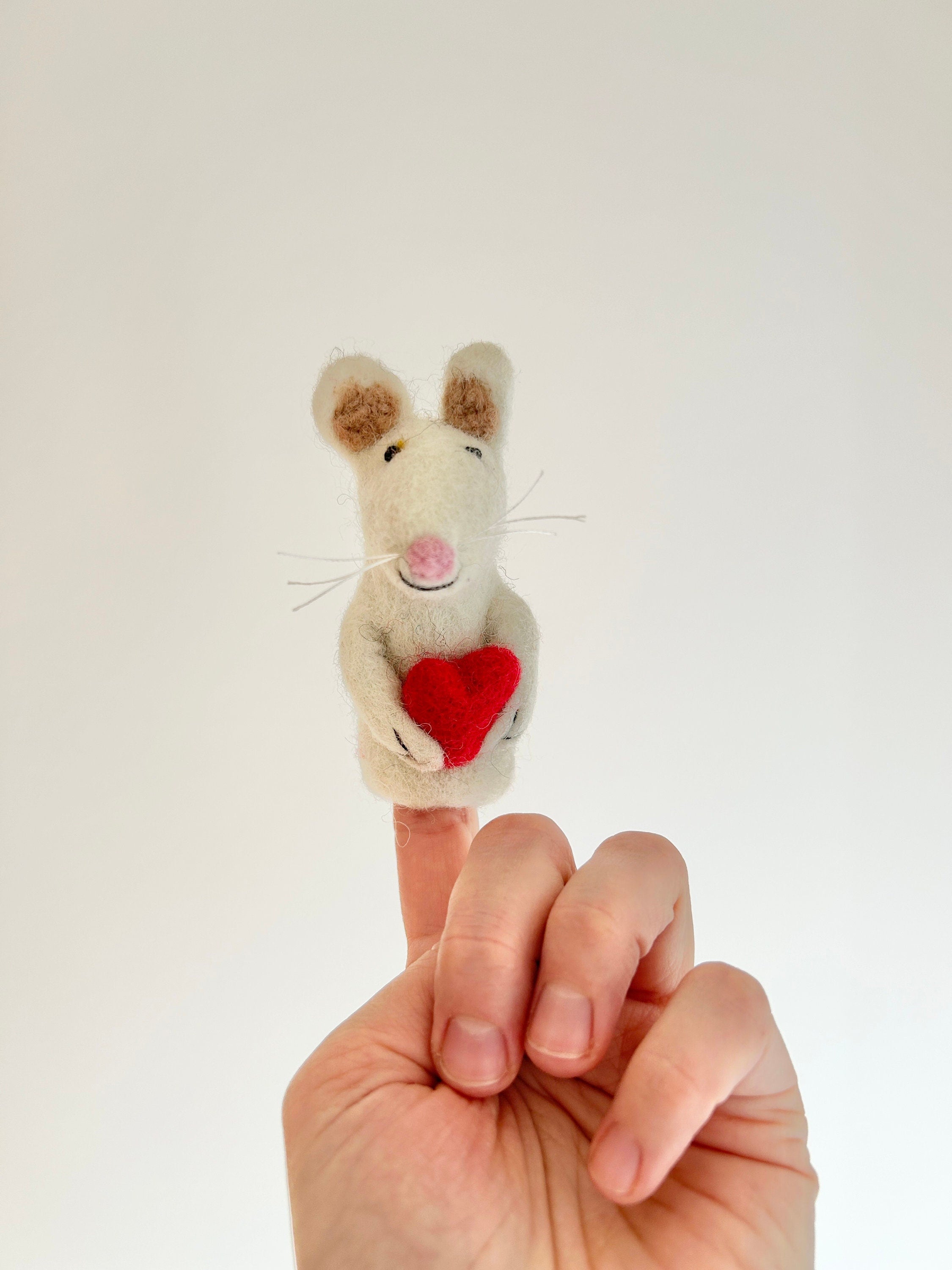 Niedliche Fingerpuppe Maus mit Herz aus Filz I Fingerspiel I Bauernhoftier I Filzmaus I Spielzeug Montessori I Geschichten erzählen