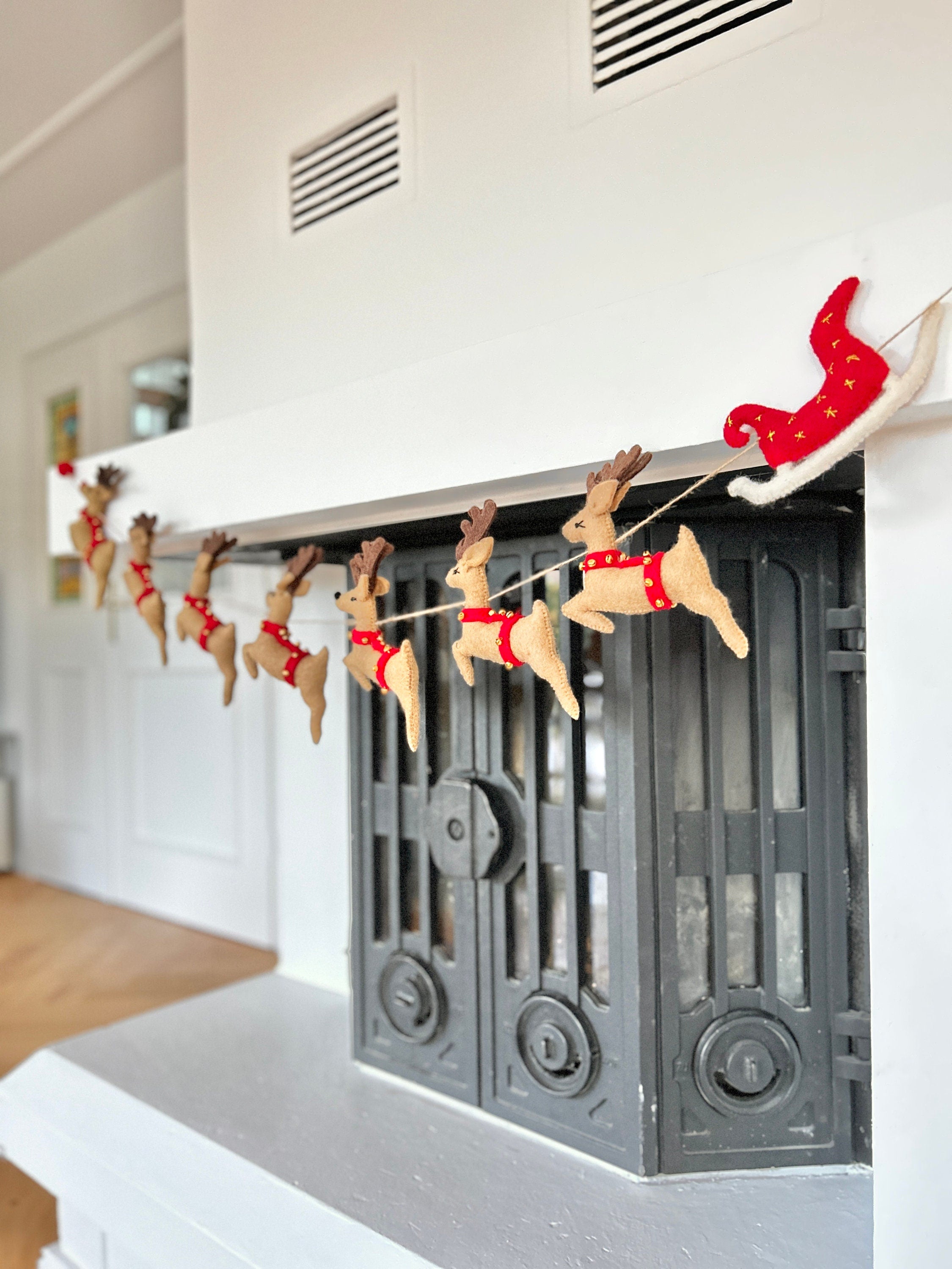 Weihnachtsgirlande aus Filz I Rentiere aus Filz I Weihnachtsschlitten I Rudolf Deko I Weihnachtsdeko I Filz Rentier mit Glöckchen
