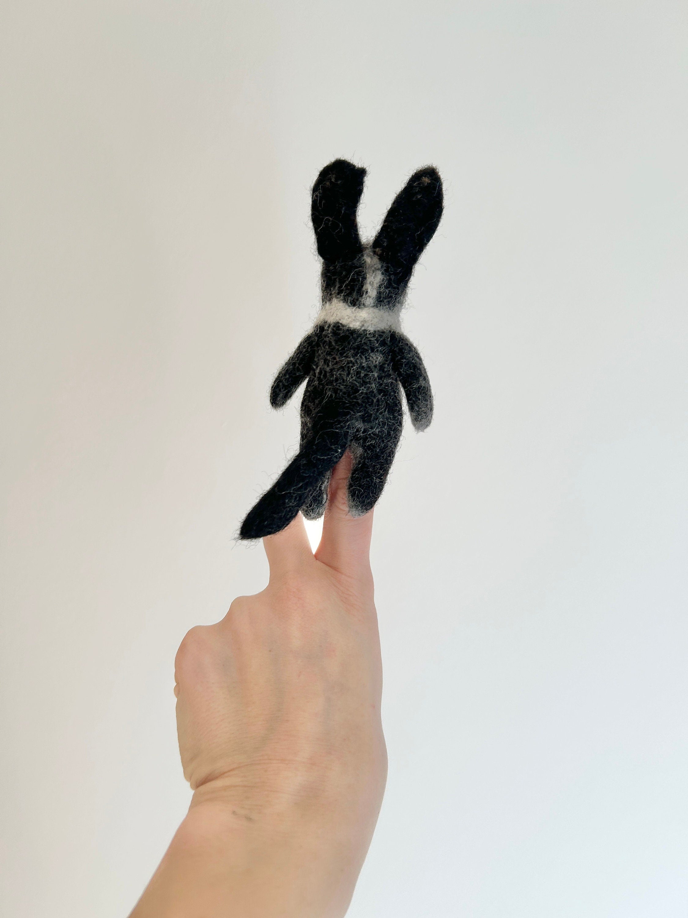 Niedliche Fingerpuppe Hund schwarz grau aus Filz I Fingerspiel I Bauernhoftier I Hunde I Spielzeug Montessori I Geschichten erzählen