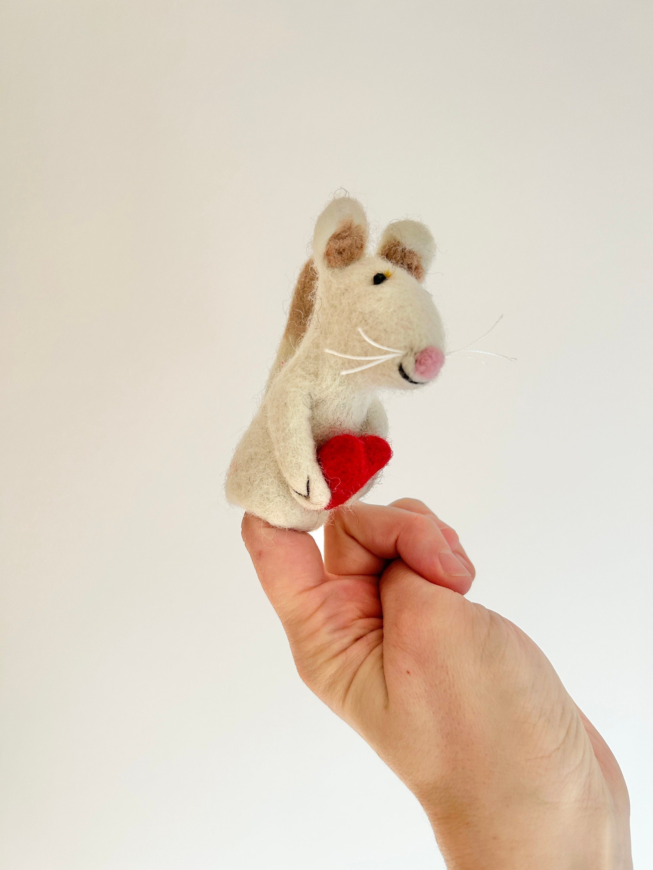 Niedliche Fingerpuppe Maus mit Herz aus Filz I Fingerspiel I Bauernhoftier I Filzmaus I Spielzeug Montessori I Geschichten erzählen