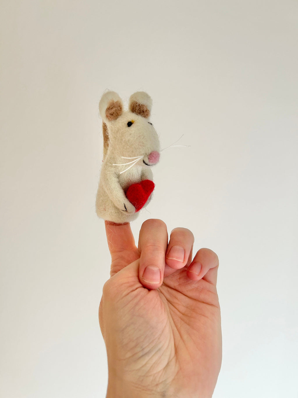 Niedliche Fingerpuppe Maus mit Herz aus Filz I Fingerspiel I Bauernhoftier I Filzmaus I Spielzeug Montessori I Geschichten erzählen