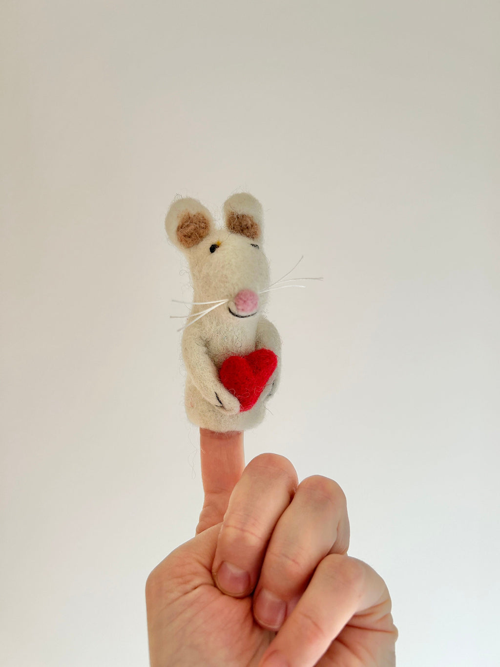 Niedliche Fingerpuppe Maus mit Herz aus Filz I Fingerspiel I Bauernhoftier I Filzmaus I Spielzeug Montessori I Geschichten erzählen