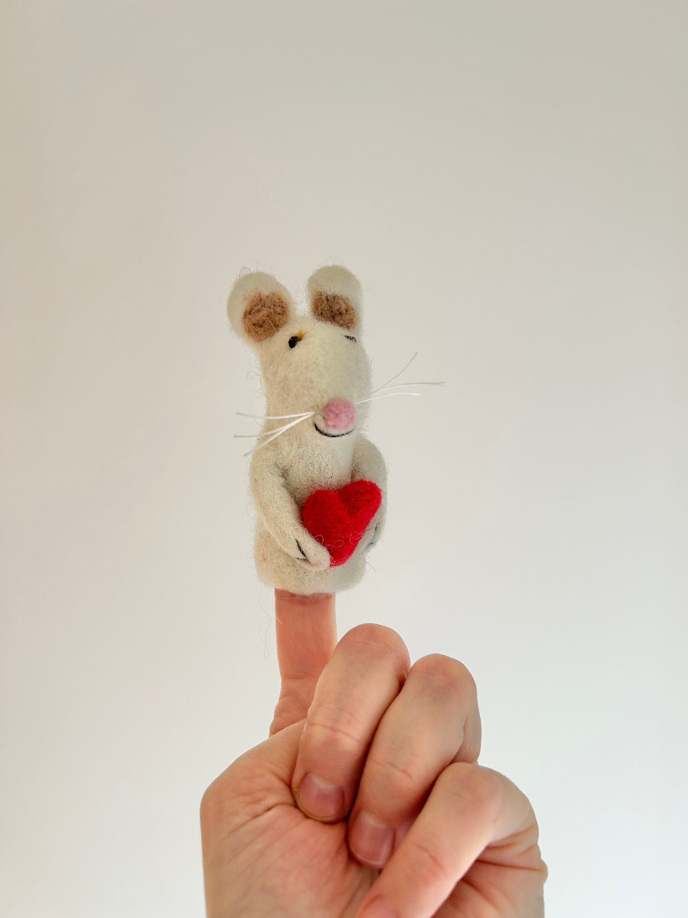 Niedliche Fingerpuppe Maus mit Herz aus Filz I Fingerspiel I Bauernhoftier I Filzmaus I Spielzeug Montessori I Geschichten erzählen