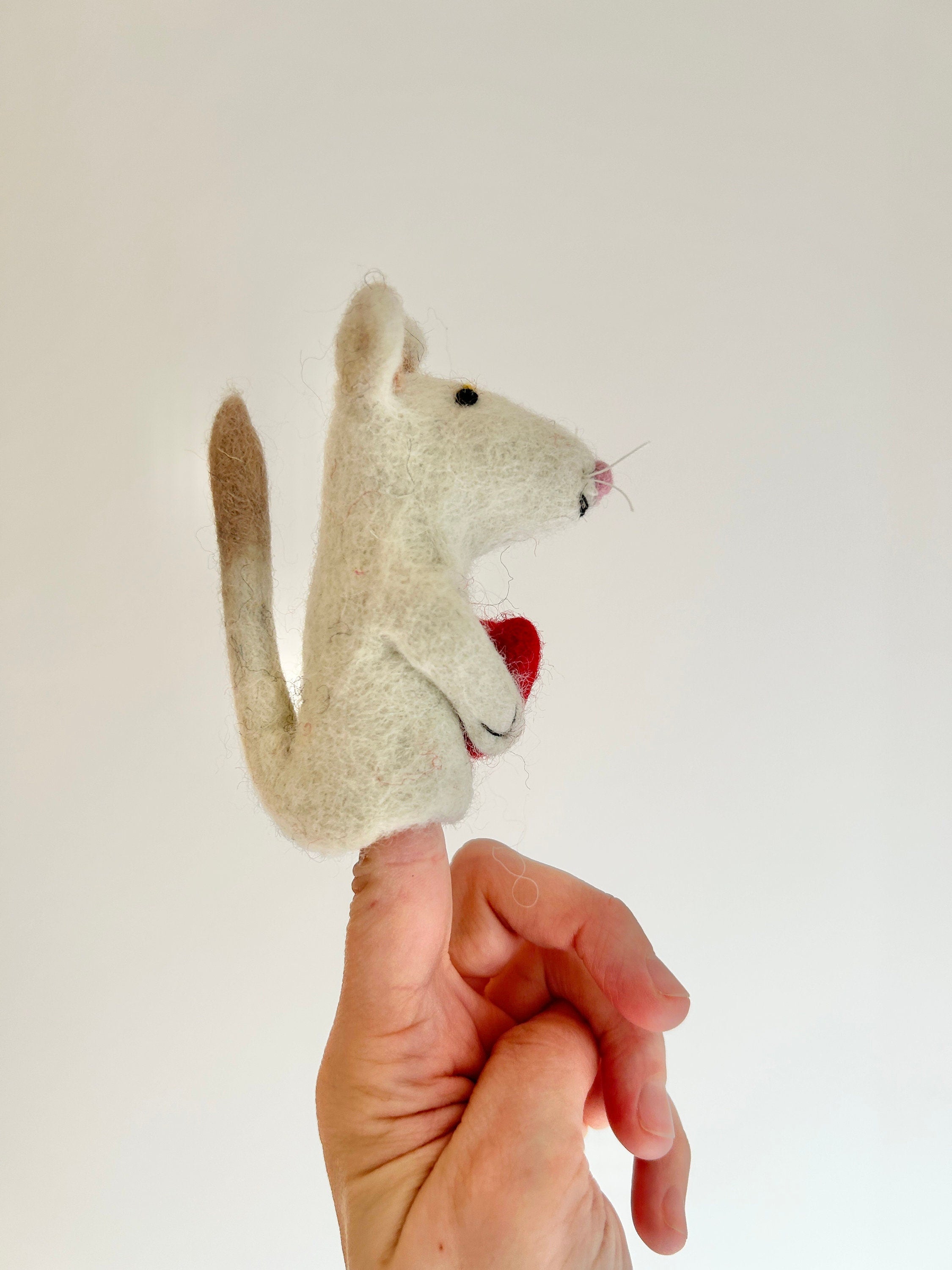 Niedliche Fingerpuppe Maus mit Herz aus Filz I Fingerspiel I Bauernhoftier I Filzmaus I Spielzeug Montessori I Geschichten erzählen