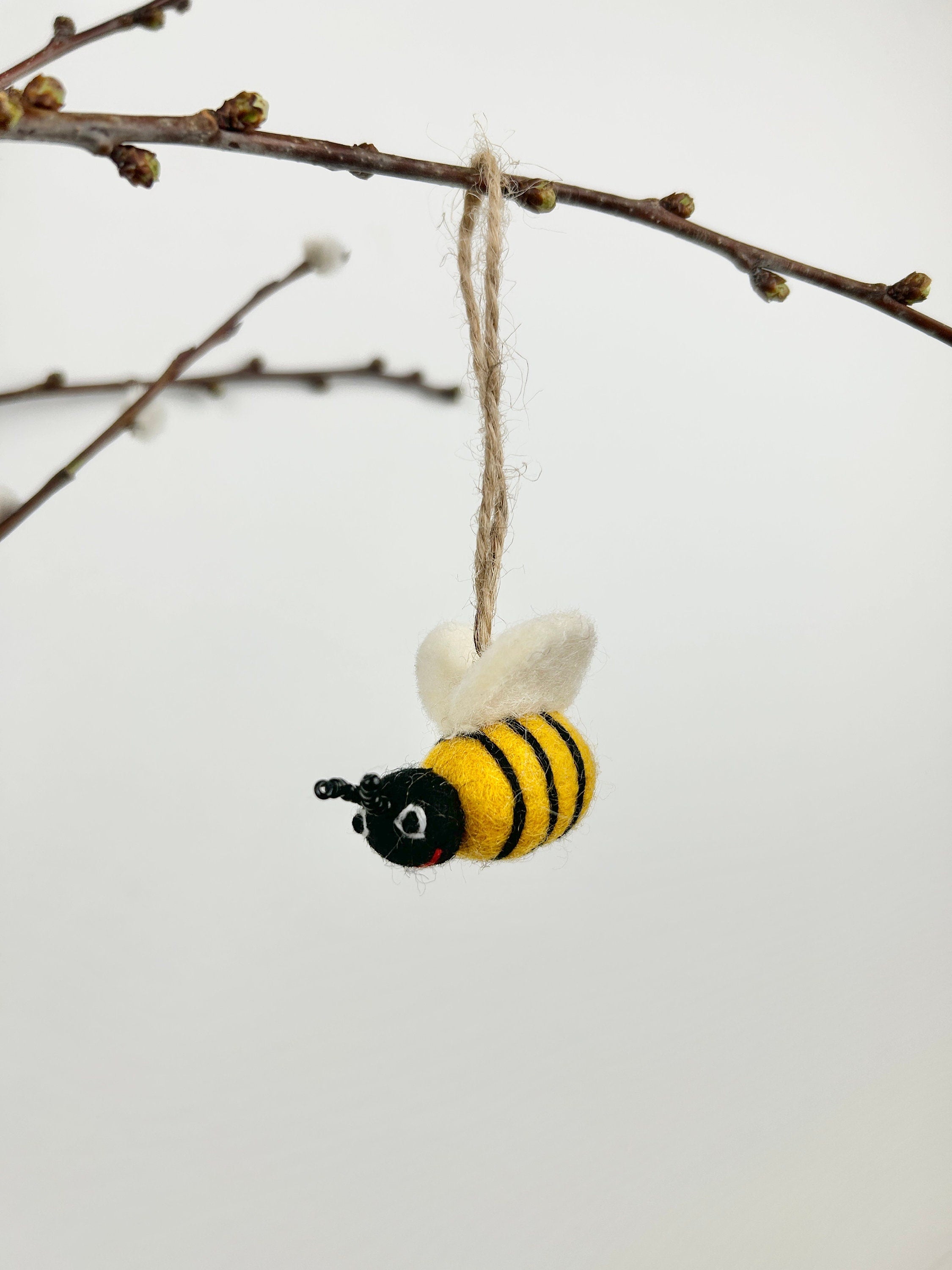 Filz Anhänger Biene, Brosche Hummel, Insekt, Honigbiene, Osterdeko, Osterstrauß, Frühlingsdeko, Sommerdeko