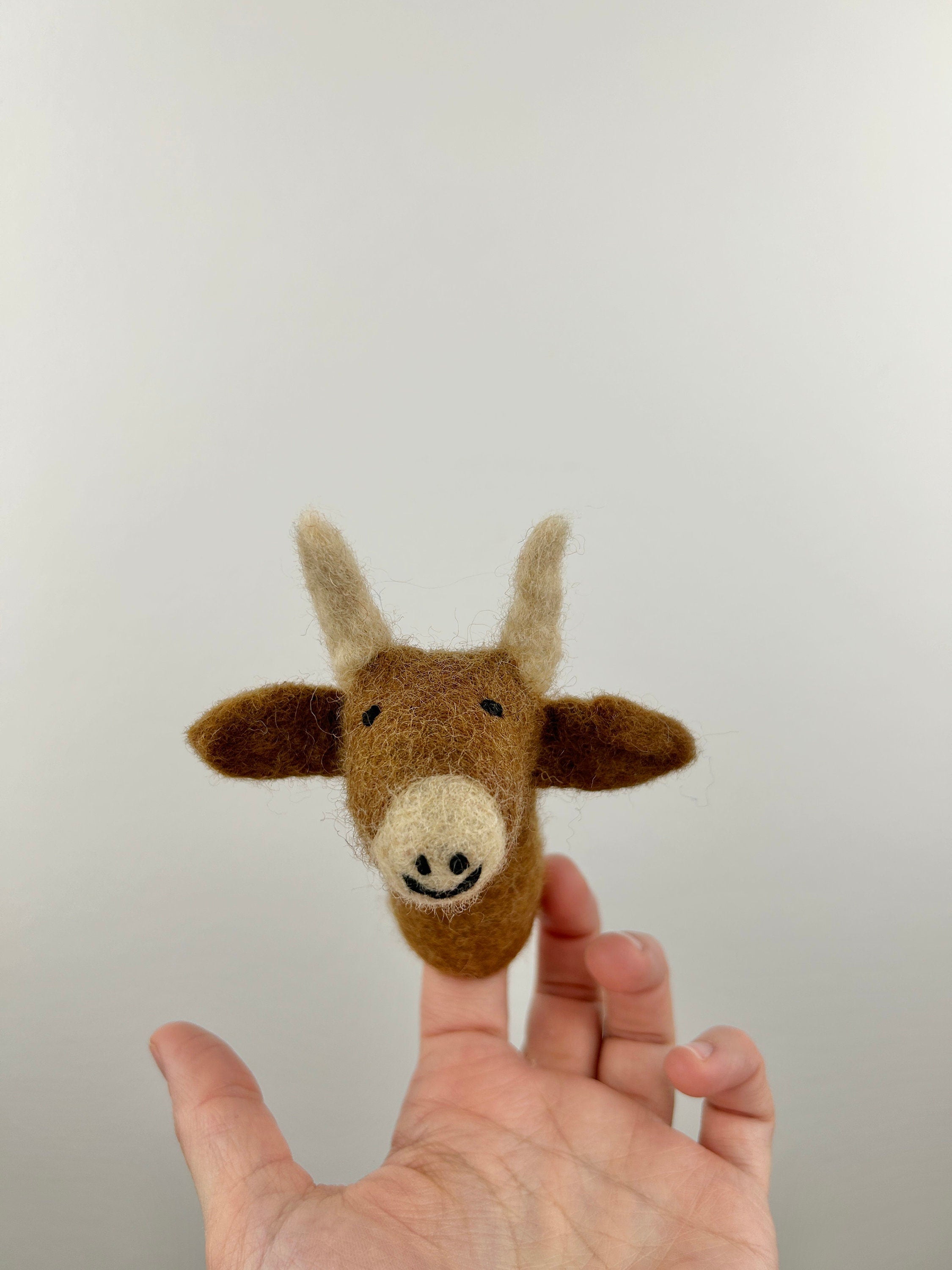 Niedliche Fingerpuppe braune Kuh aus Filz I Fingerspiel I Bauernhoftier I Kuh I Spielzeug Montessori I Geschichten erzählen