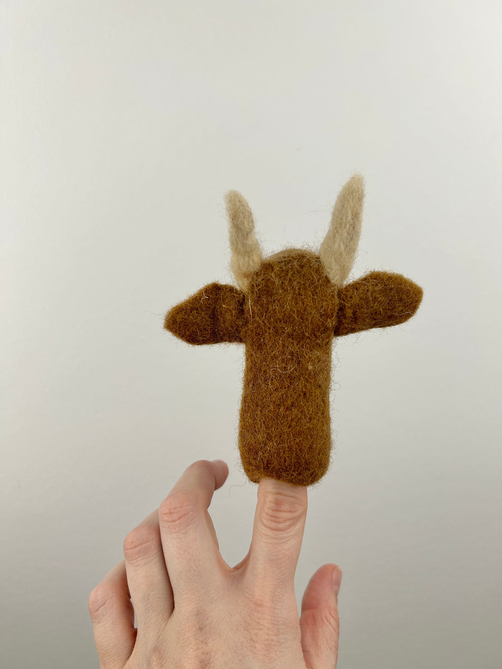 Niedliche Fingerpuppe braune Kuh aus Filz I Fingerspiel I Bauernhoftier I Kuh I Spielzeug Montessori I Geschichten erzählen