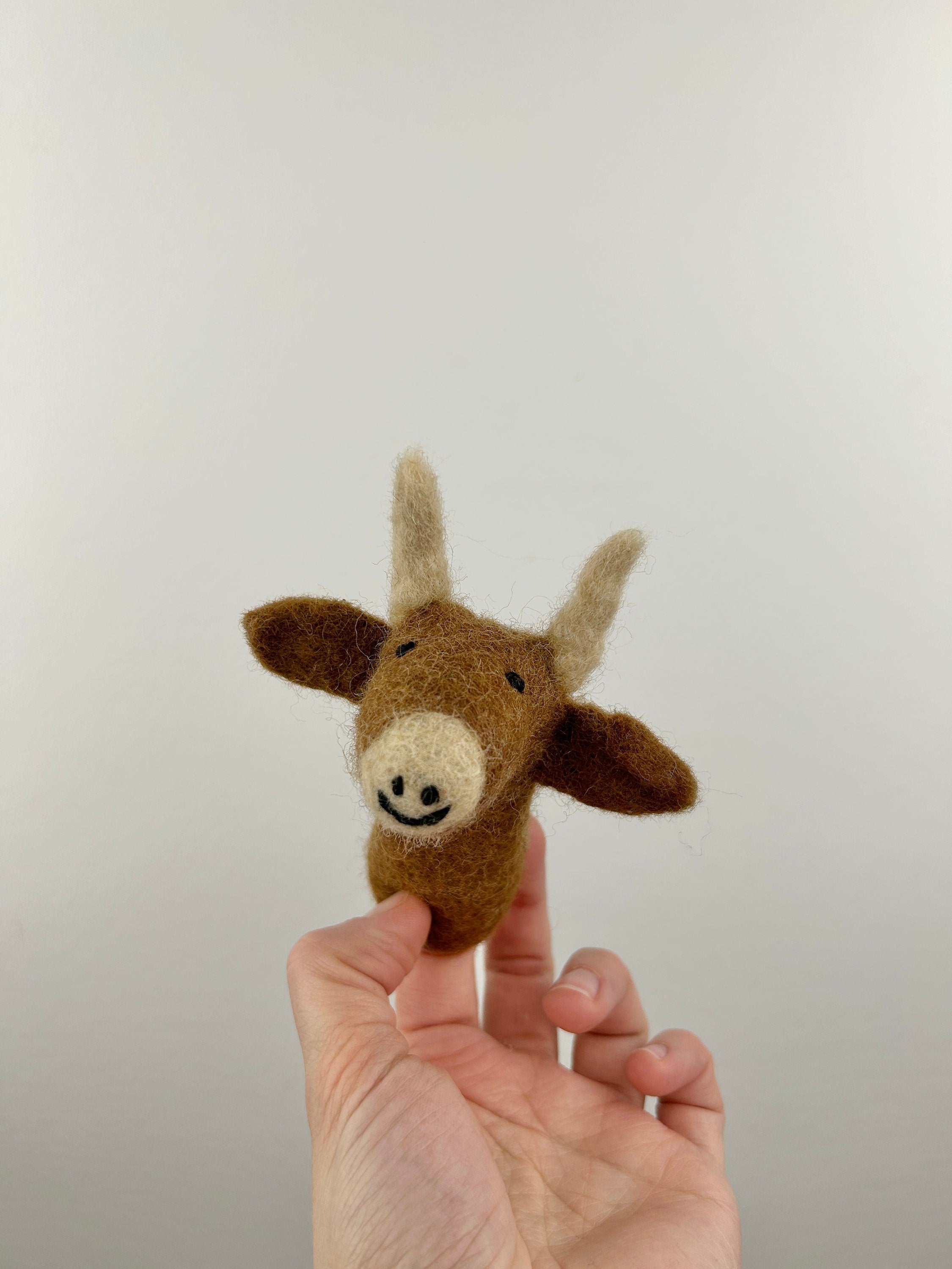Niedliche Fingerpuppe braune Kuh aus Filz I Fingerspiel I Bauernhoftier I Kuh I Spielzeug Montessori I Geschichten erzählen