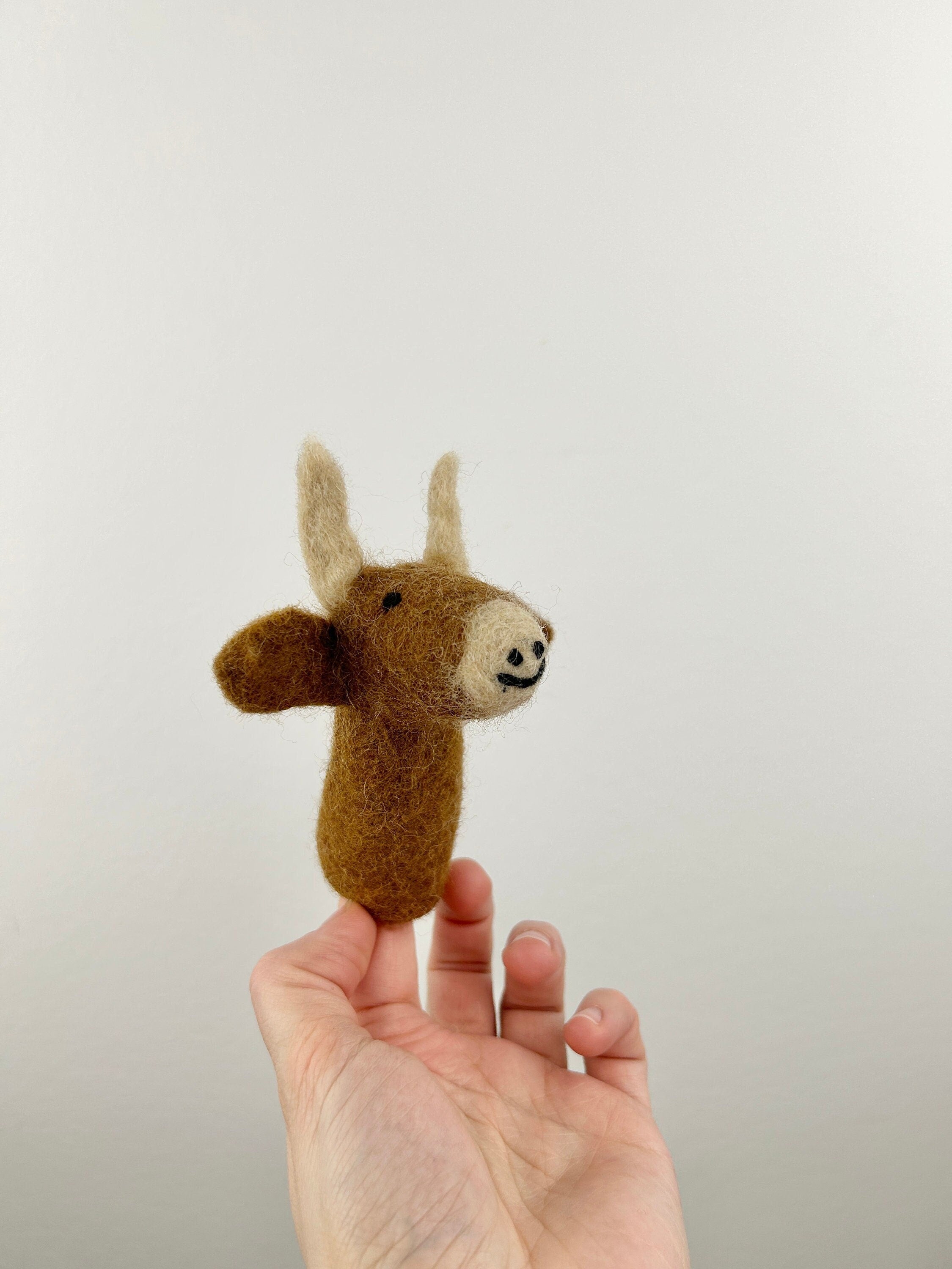 Niedliche Fingerpuppe braune Kuh aus Filz I Fingerspiel I Bauernhoftier I Kuh I Spielzeug Montessori I Geschichten erzählen